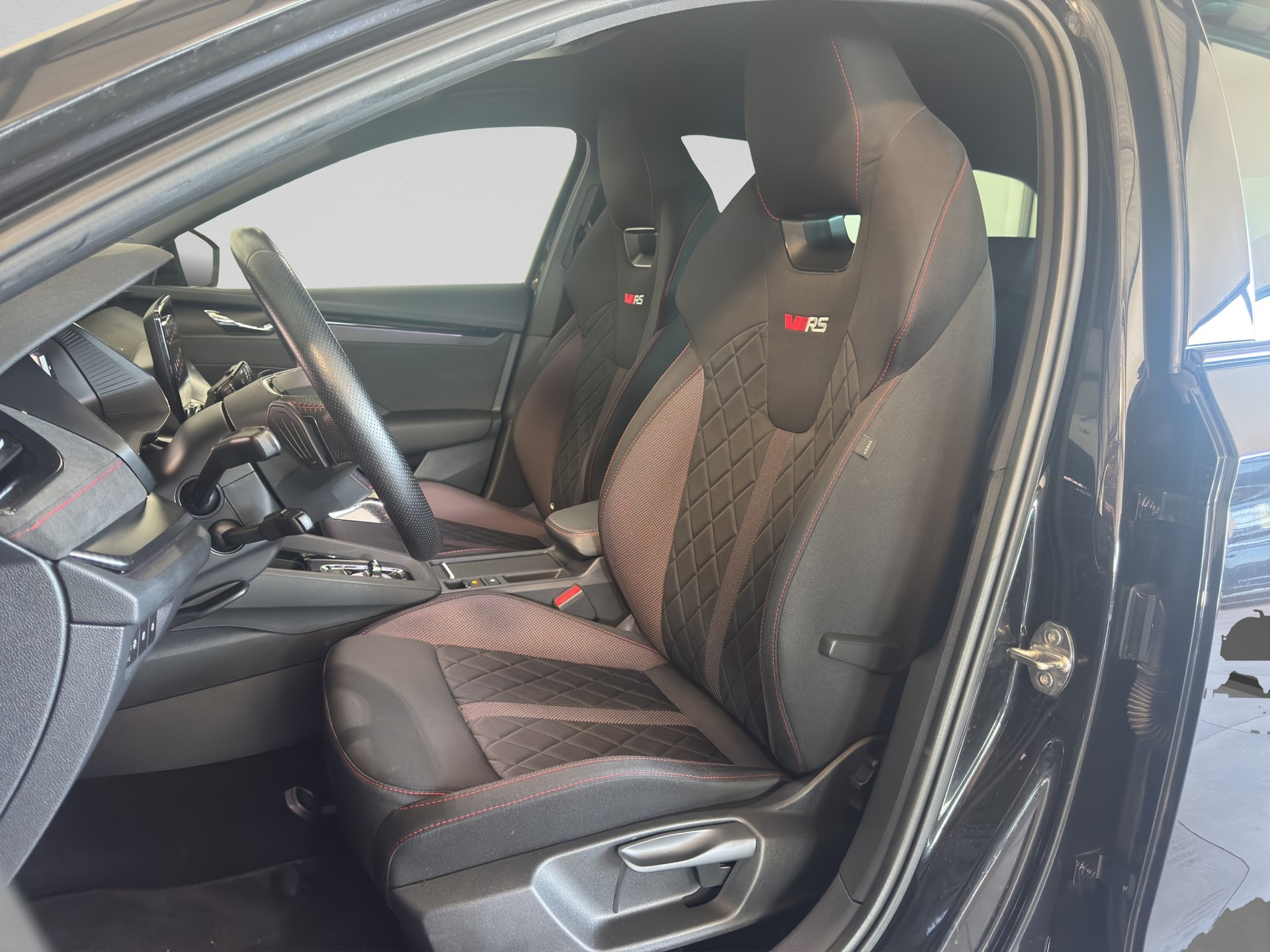 SKODA Octavia Combi 2.0 TSI DSG RS-image-8