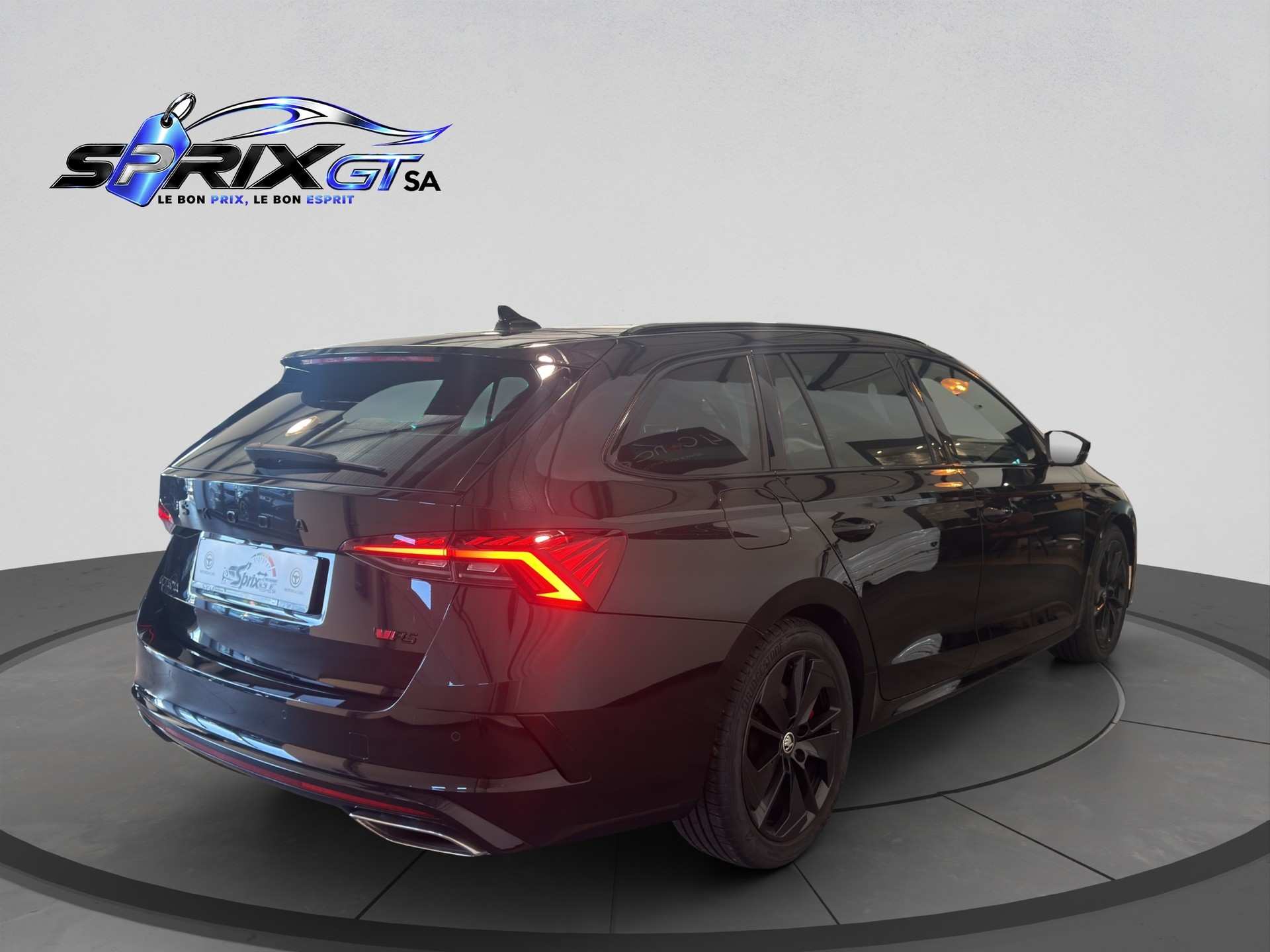 SKODA Octavia Combi 2.0 TSI DSG RS-image-5