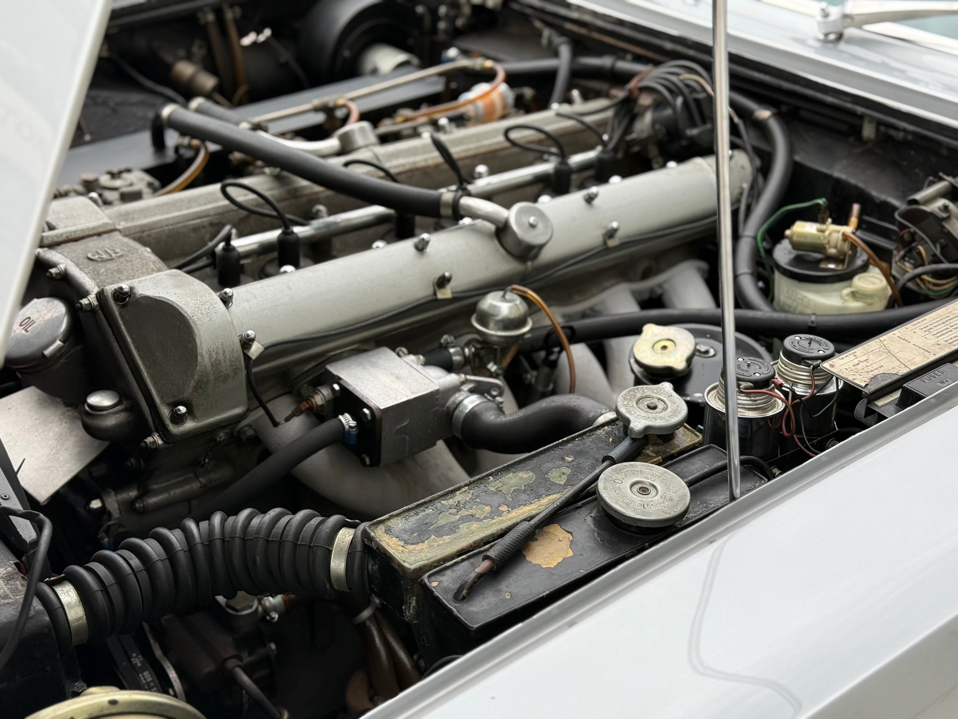 ASTON MARTIN DBS-image-15