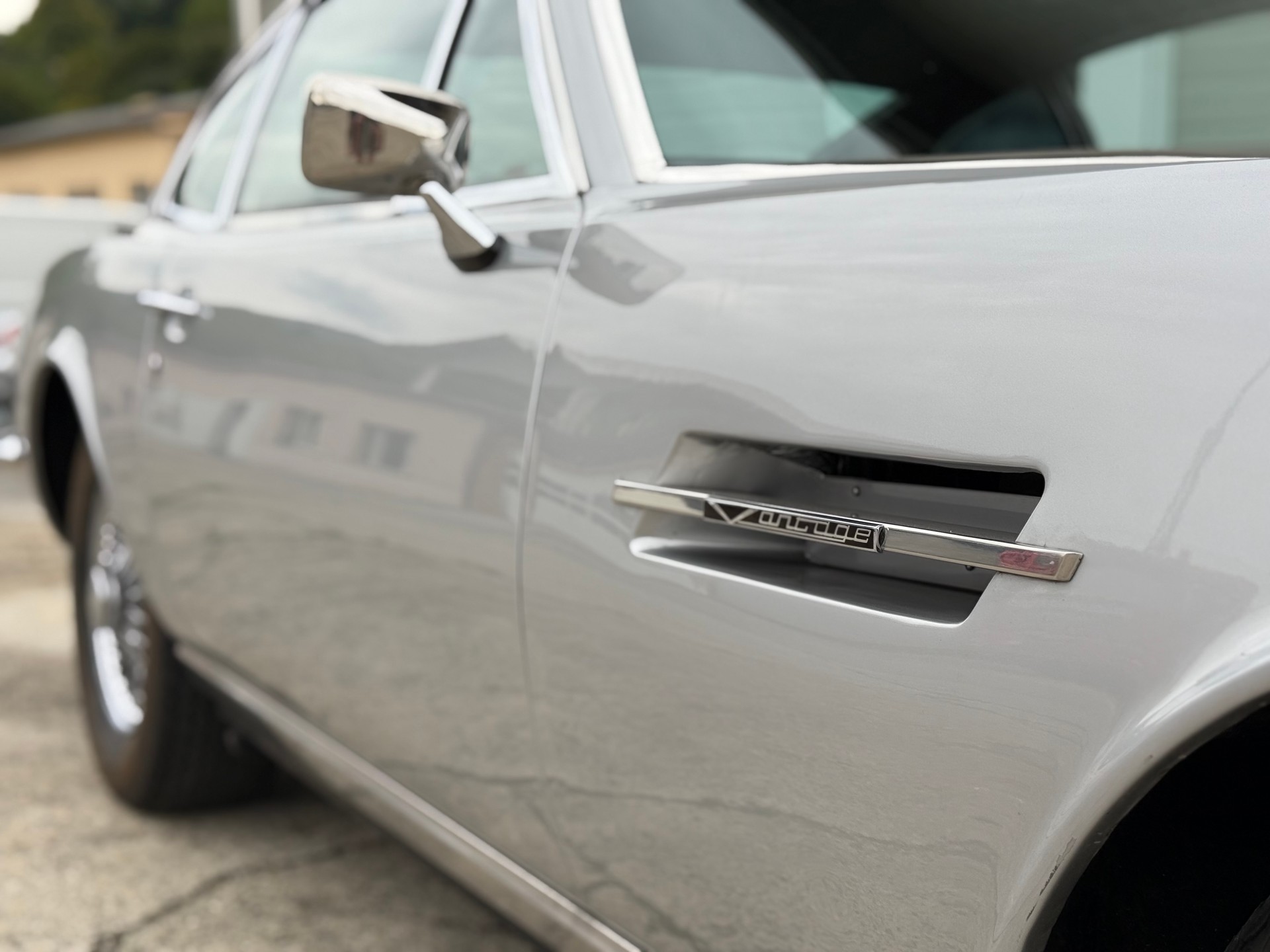 ASTON MARTIN DBS-image-5