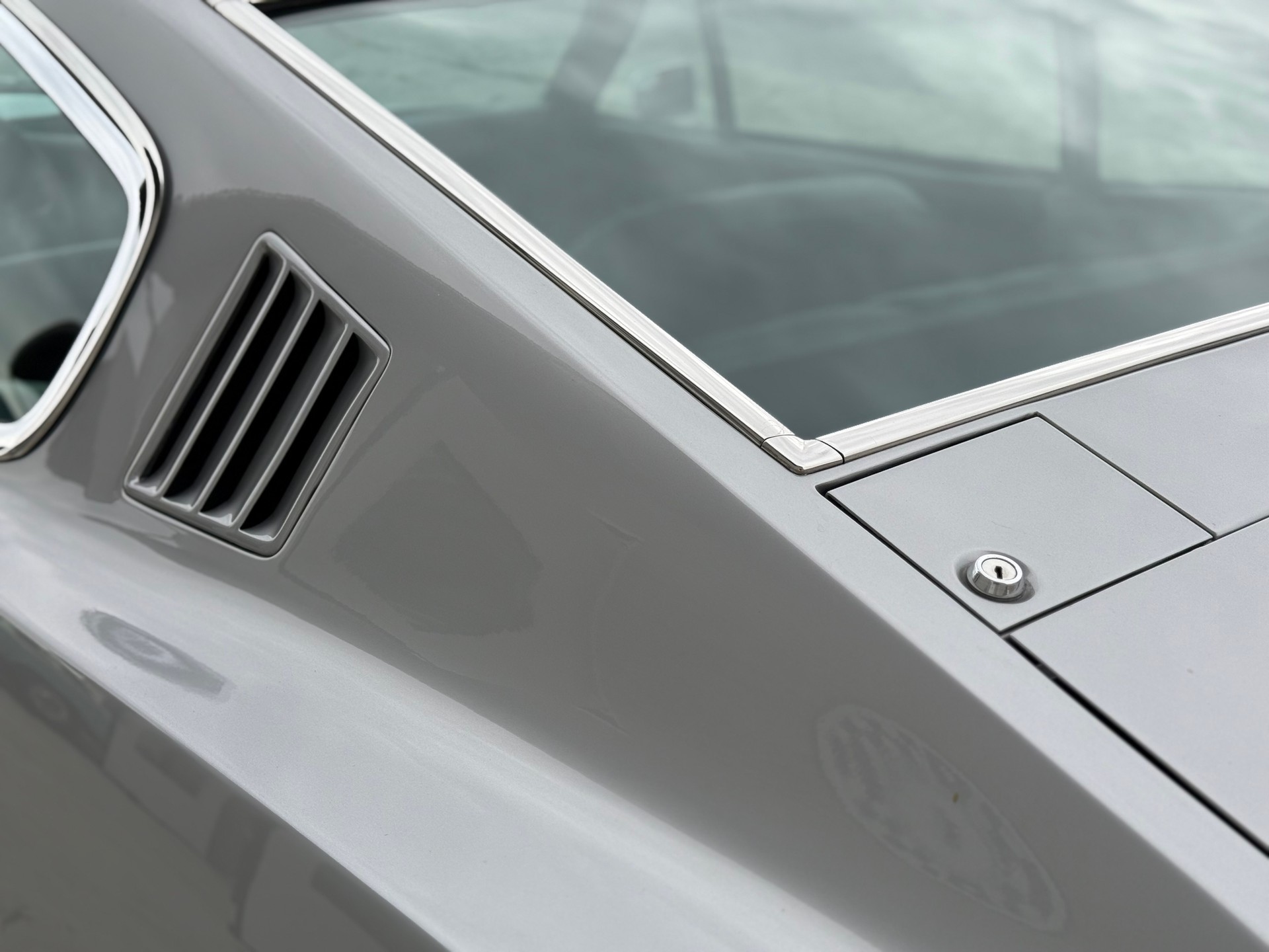 ASTON MARTIN DBS-image-4
