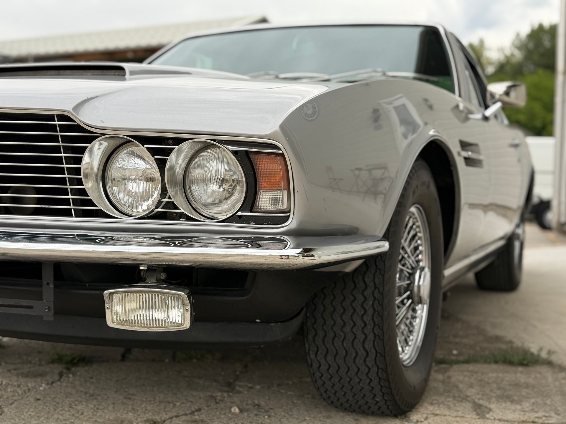 ASTON MARTIN DBS-showroom-element-2