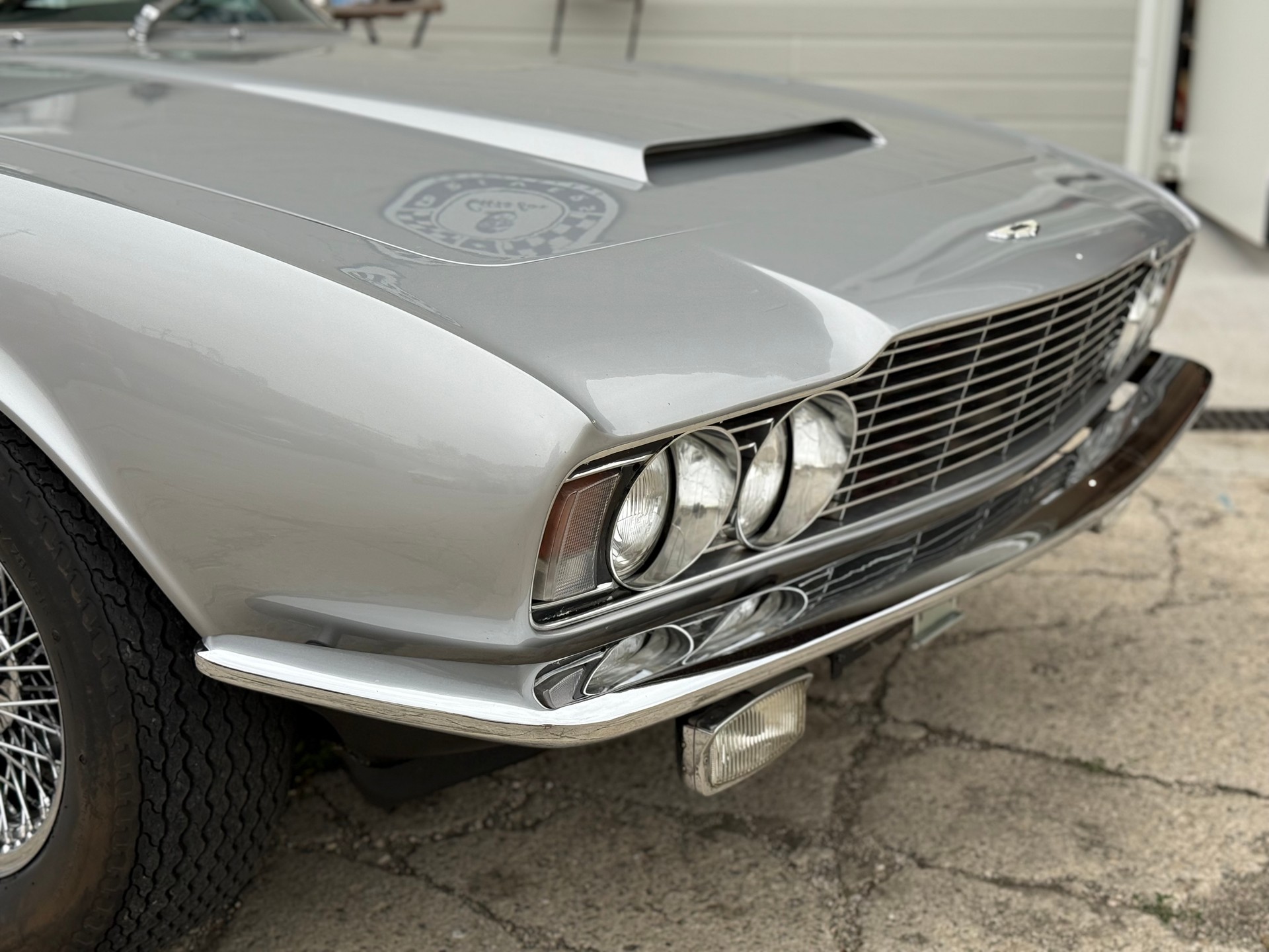 ASTON MARTIN DBS-showroom-element-1