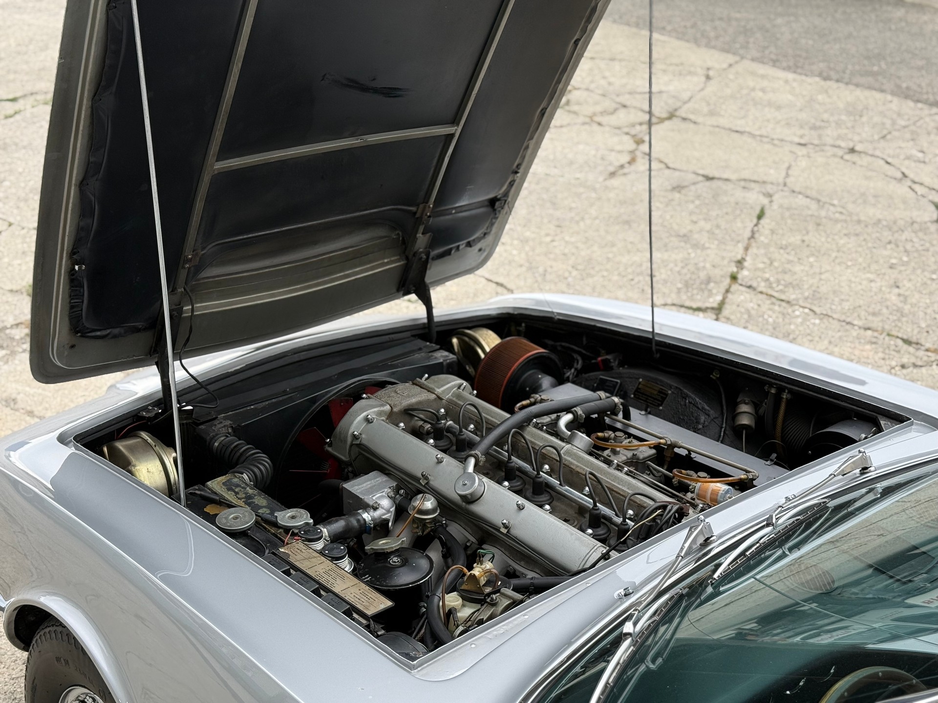 ASTON MARTIN DBS-image-13