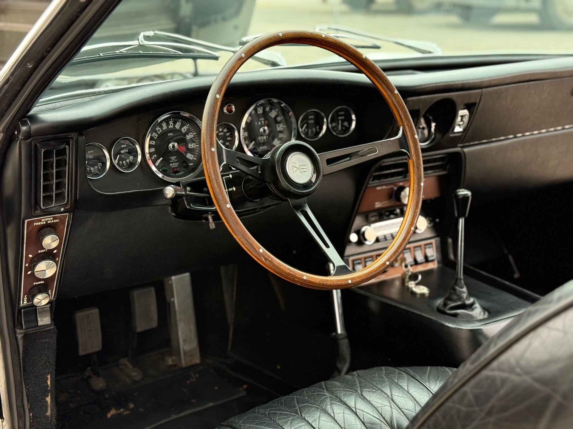 ASTON MARTIN DBS-image-12