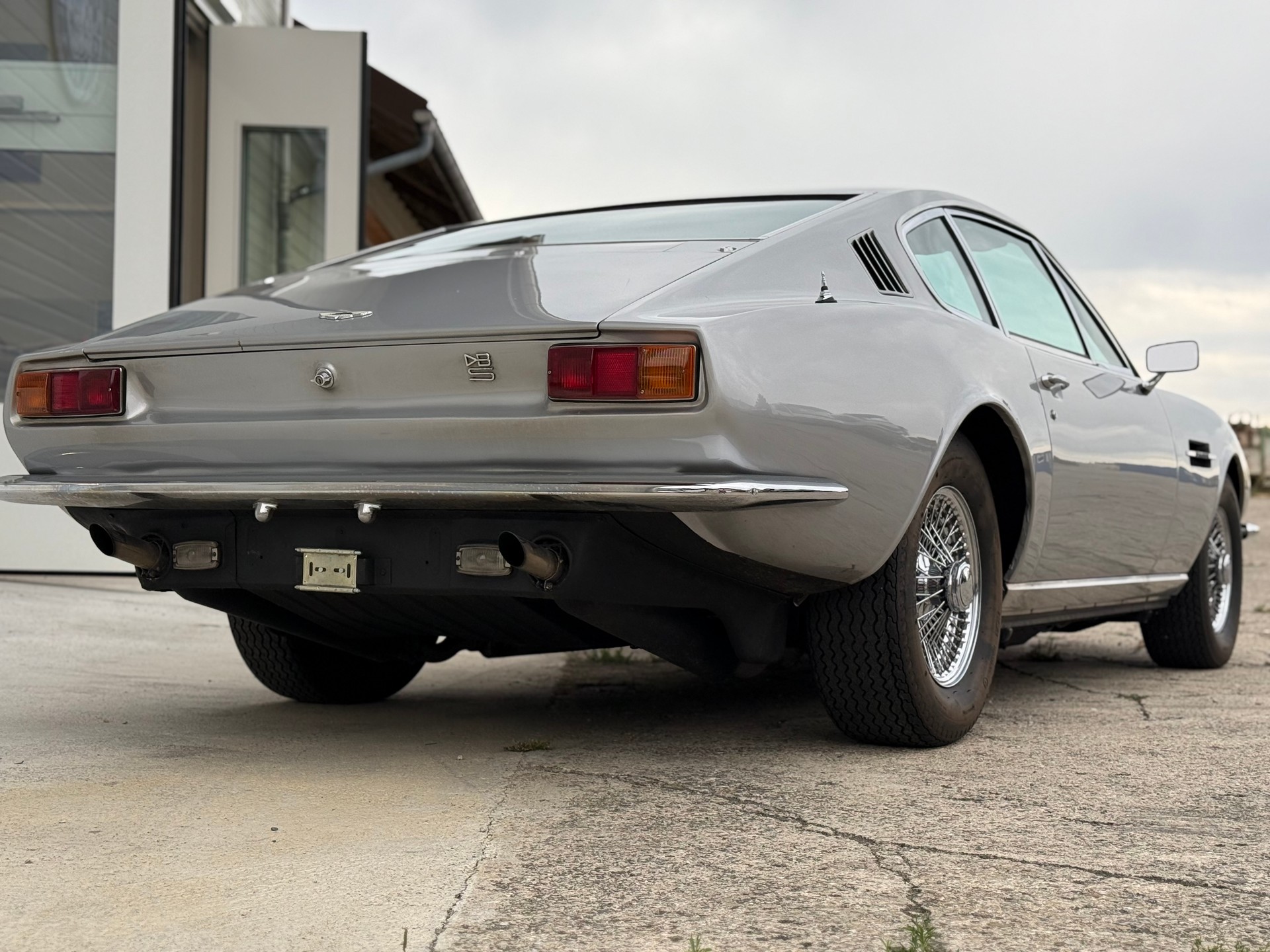 ASTON MARTIN DBS-showroom-element-3