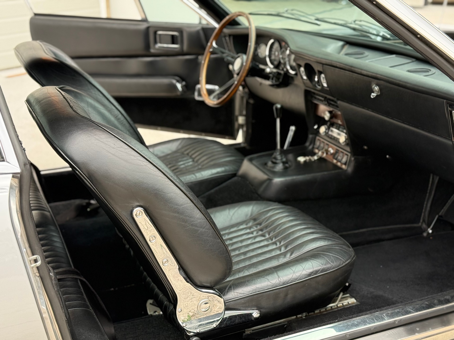 ASTON MARTIN DBS-image-10