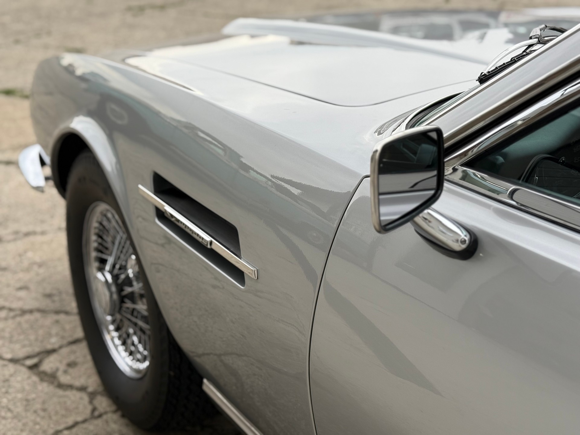 ASTON MARTIN DBS-image-7