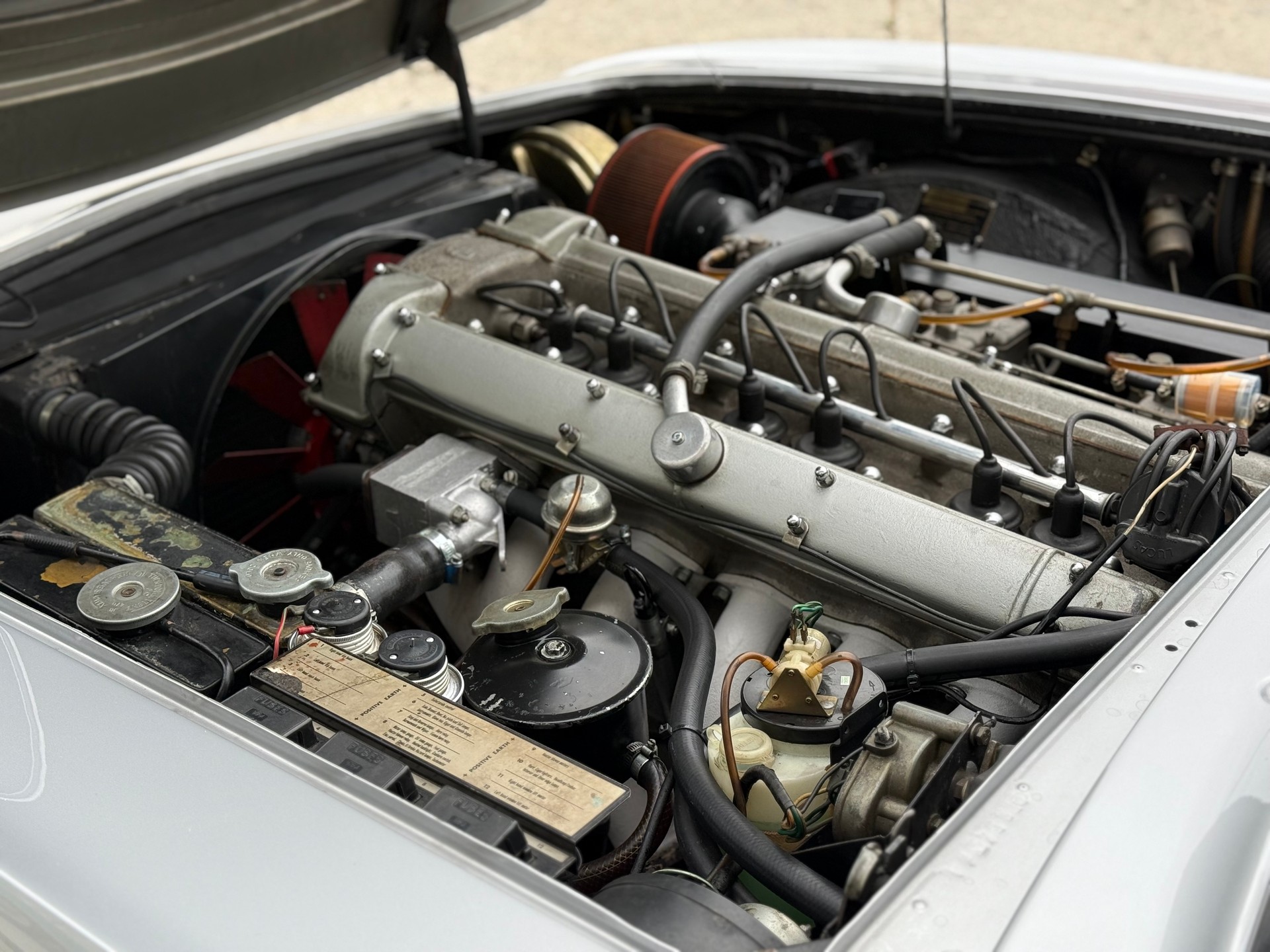 ASTON MARTIN DBS-image-16