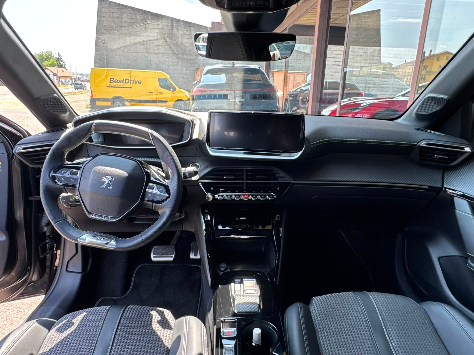 PEUGEOT 208 1.2 PureTech GT EAT8-image-8