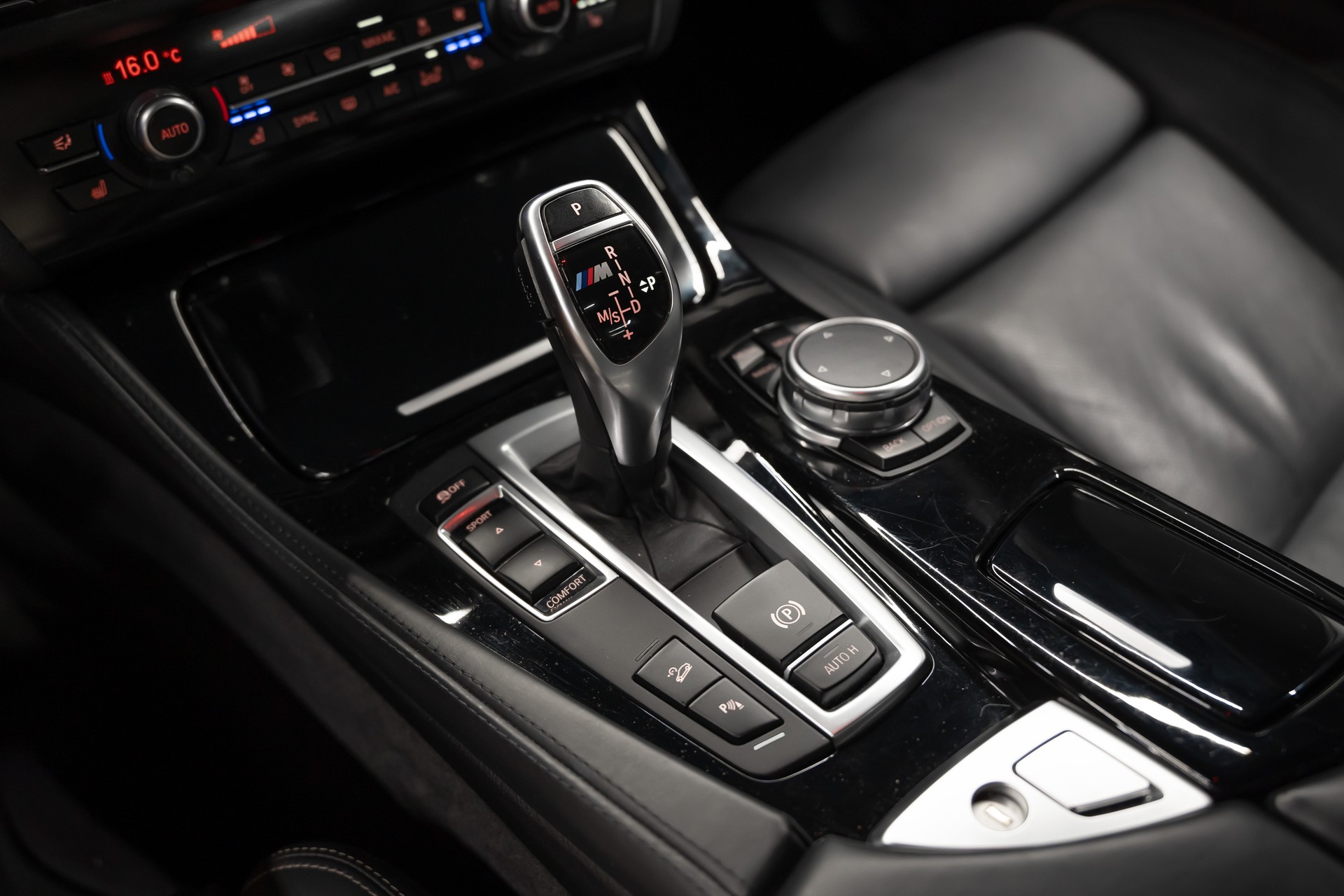 BMW M550d xDrive Steptronic / CH Auto / BMW Service History / Mega Ausstattung / harmankardon / Head Up / Softclose / 8 Räder uvm...-image-14