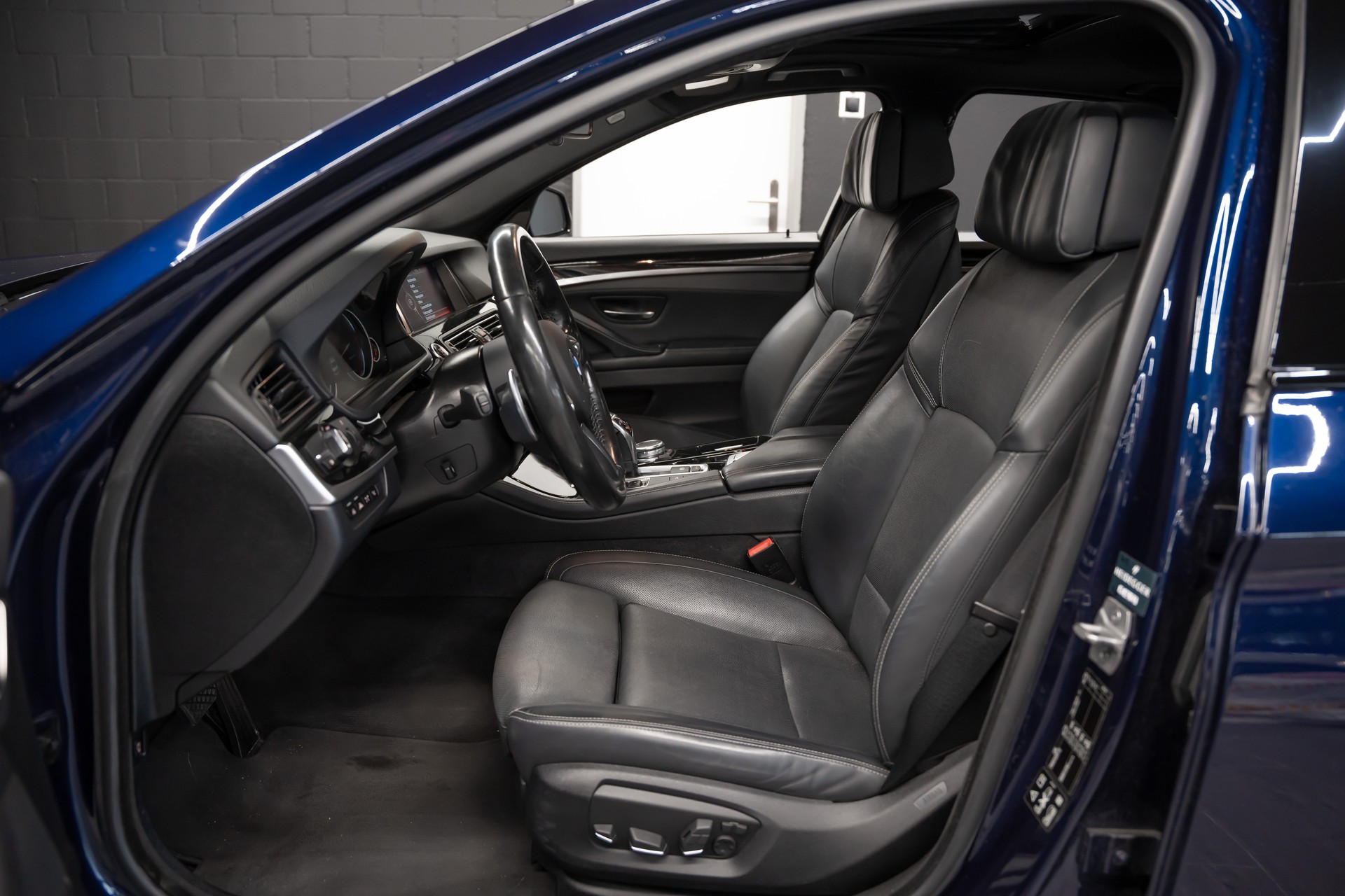 BMW M550d xDrive Steptronic / CH Auto / BMW Service History / Mega Ausstattung / harmankardon / Head Up / Softclose / 8 Räder uvm...-image-10