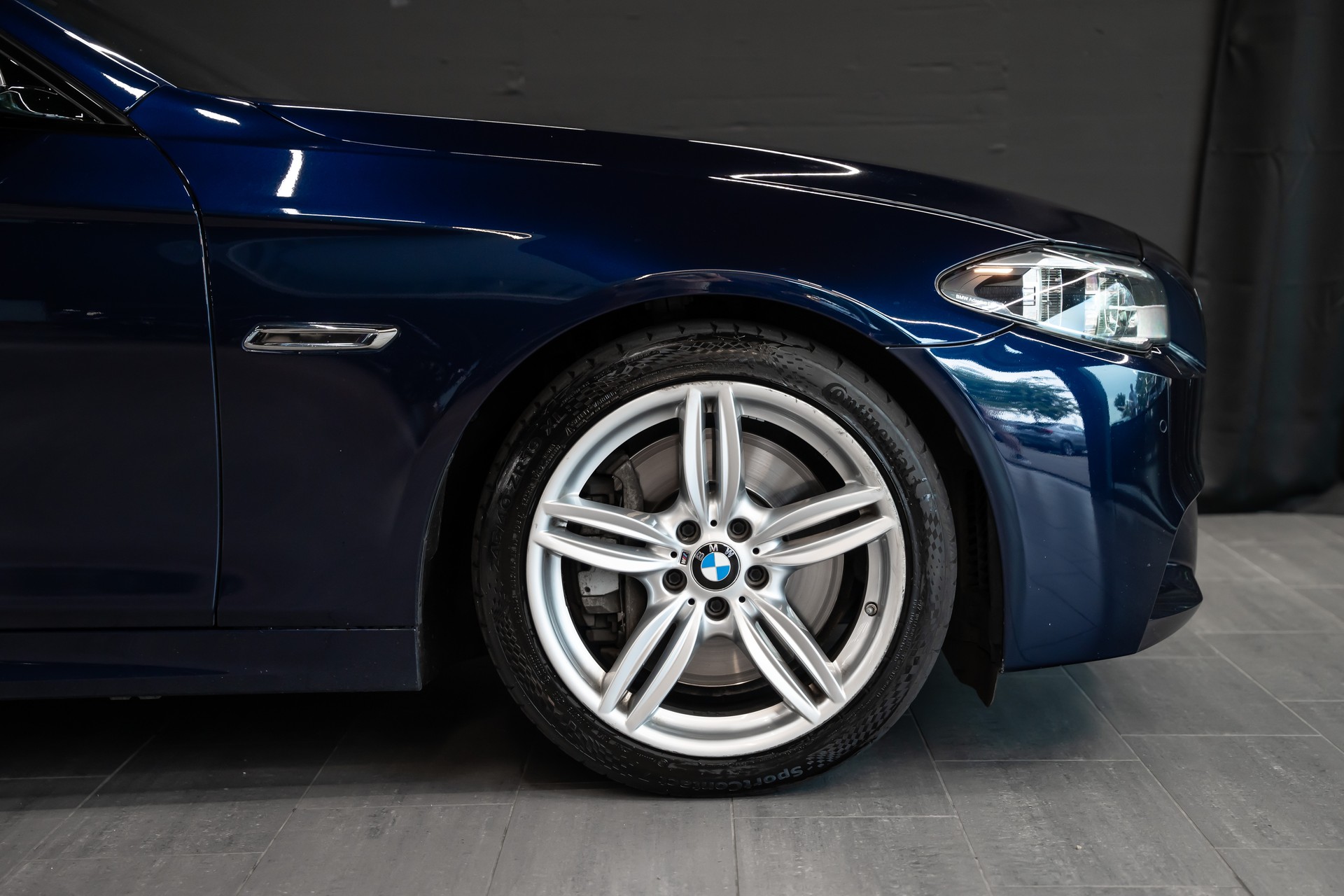 BMW M550d xDrive Steptronic / CH Auto / BMW Service History / Mega Ausstattung / harmankardon / Head Up / Softclose / 8 Räder uvm...-image-3