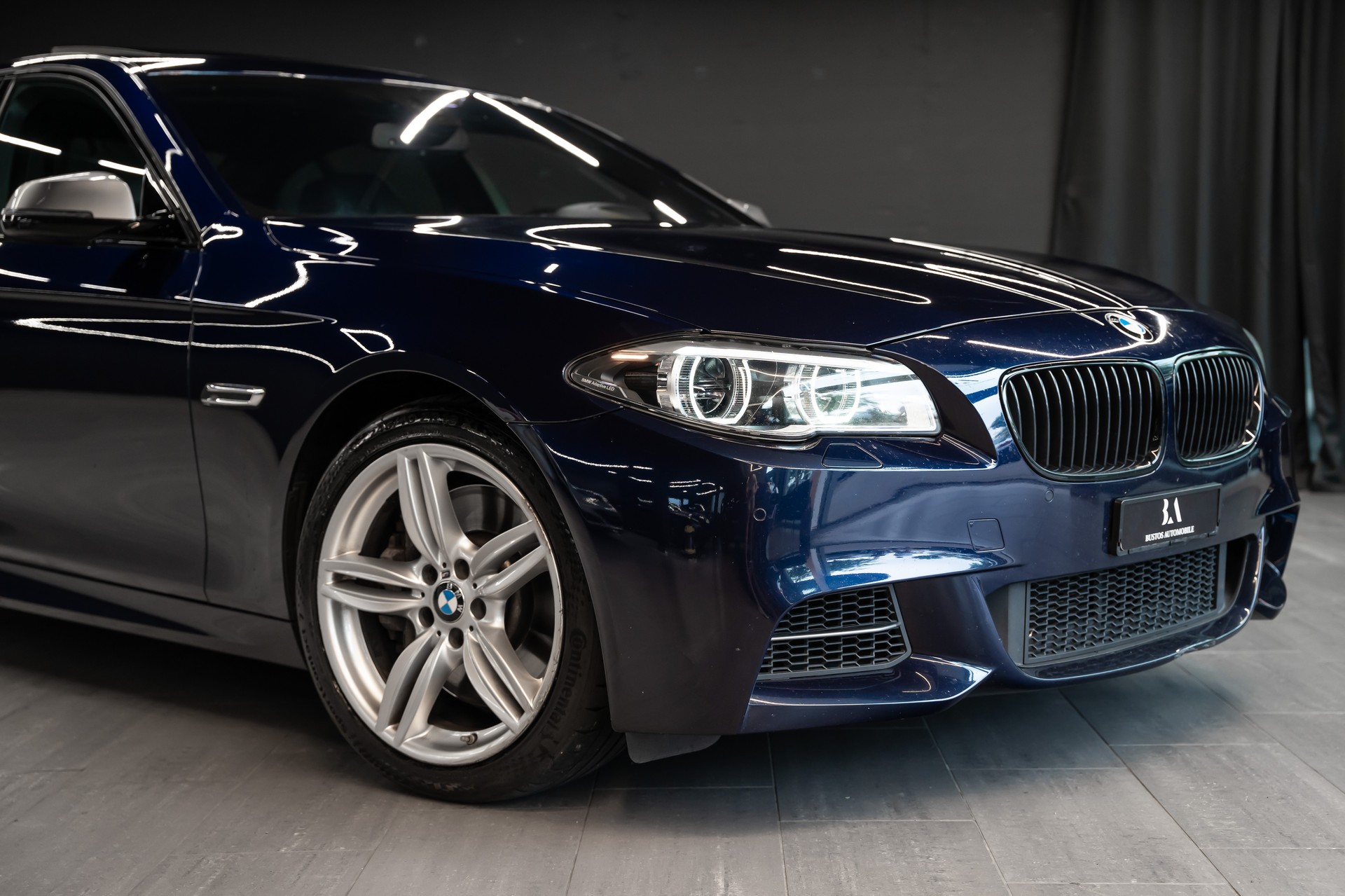 BMW M550d xDrive Steptronic / CH Auto / BMW Service History / Mega Ausstattung / harmankardon / Head Up / Softclose / 8 Räder uvm...-image-1