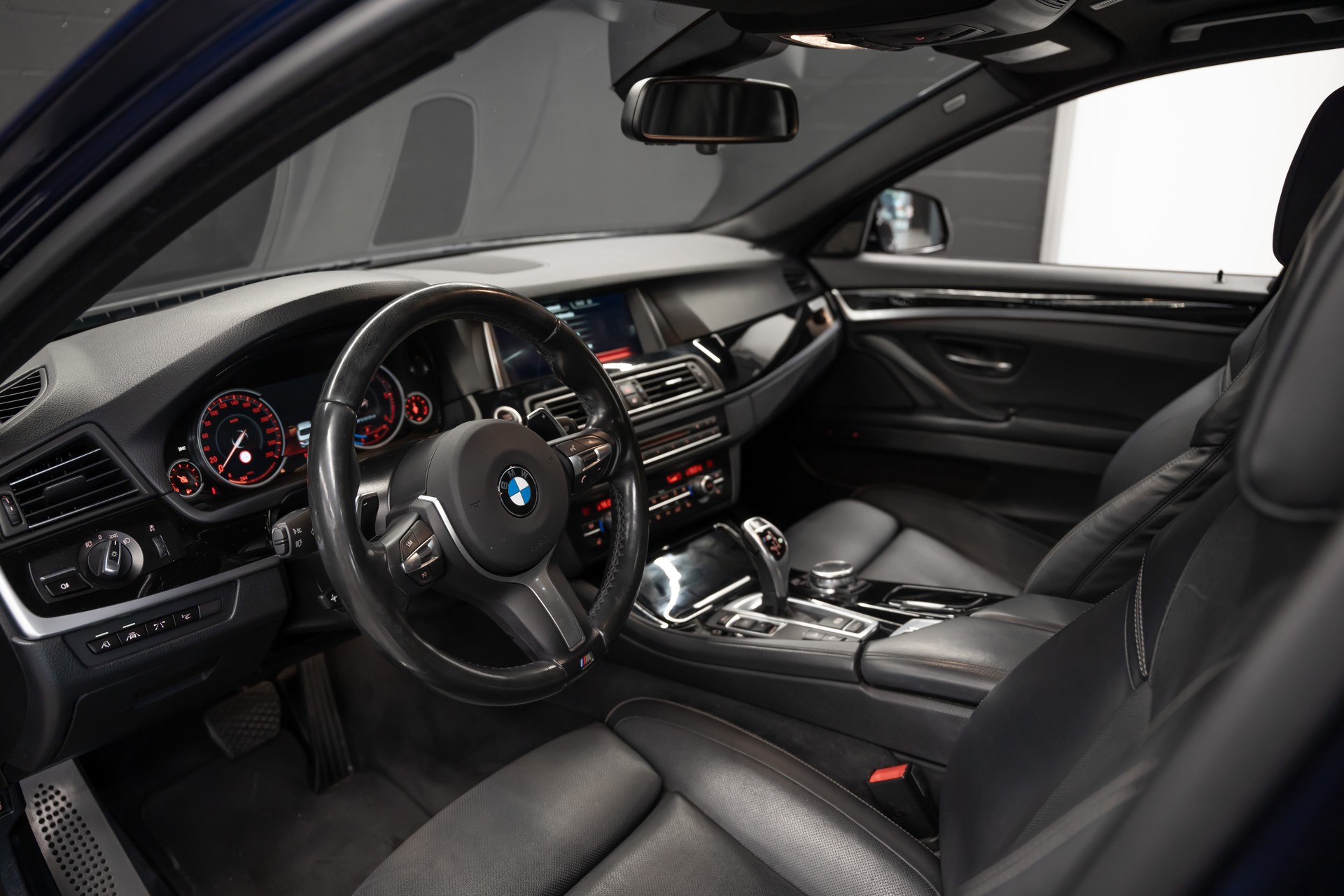 BMW M550d xDrive Steptronic / CH Auto / BMW Service History / Mega Ausstattung / harmankardon / Head Up / Softclose / 8 Räder uvm...-image-9