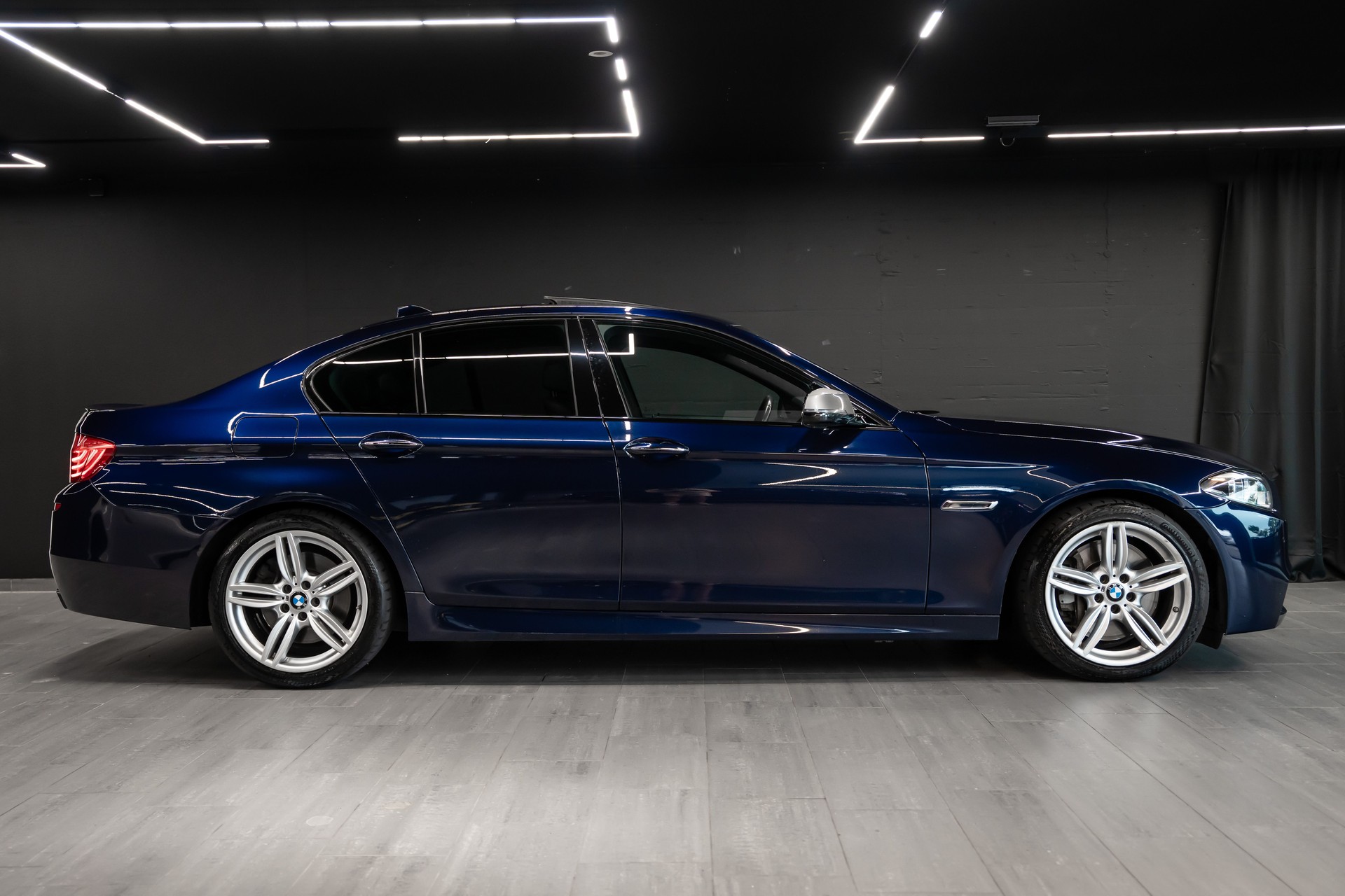 BMW M550d xDrive Steptronic / CH Auto / BMW Service History / Mega Ausstattung / harmankardon / Head Up / Softclose / 8 Räder uvm...-image-5