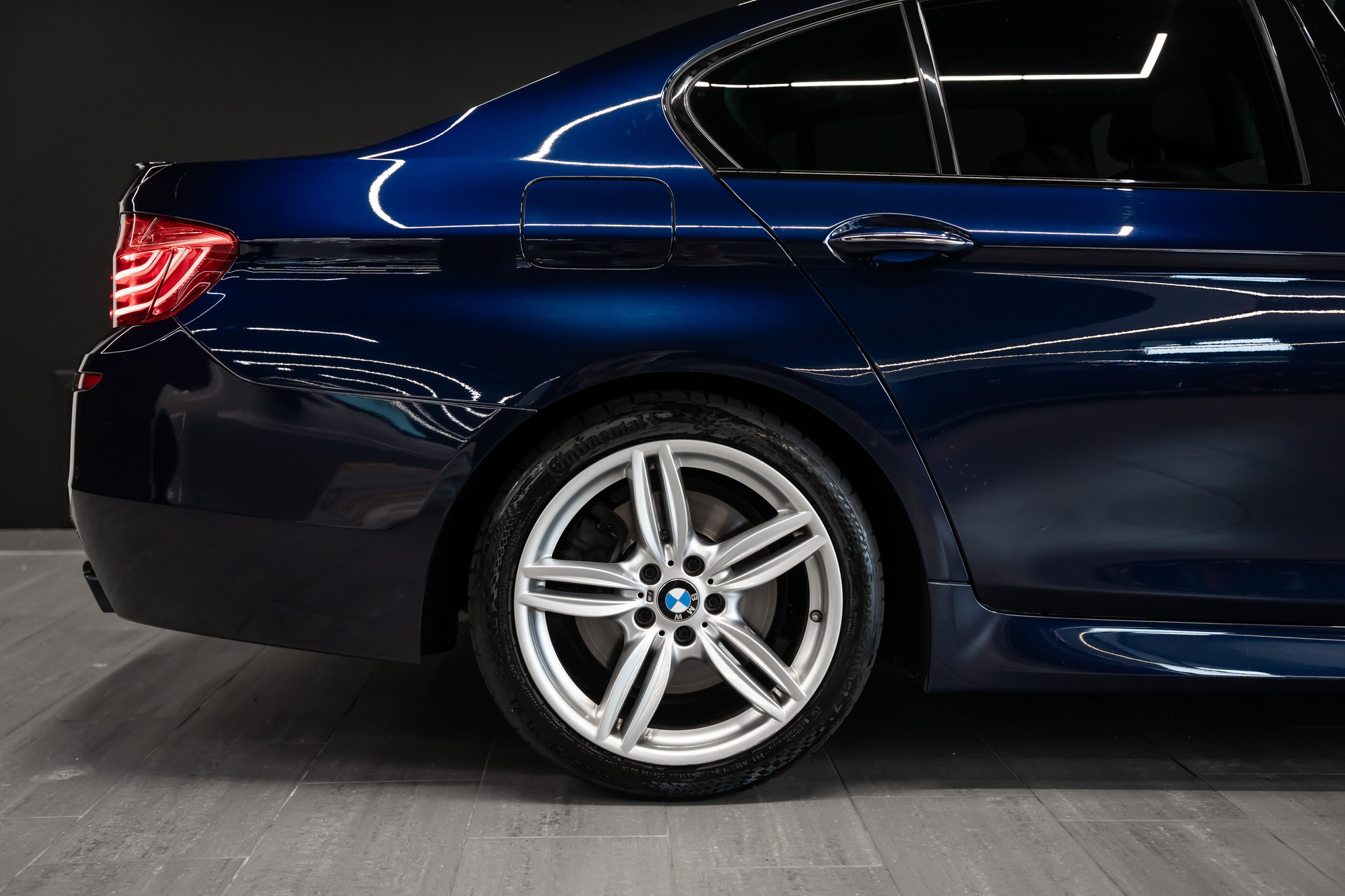 BMW M550d xDrive Steptronic / CH Auto / BMW Service History / Mega Ausstattung / harmankardon / Head Up / Softclose / 8 Räder uvm...-image-4
