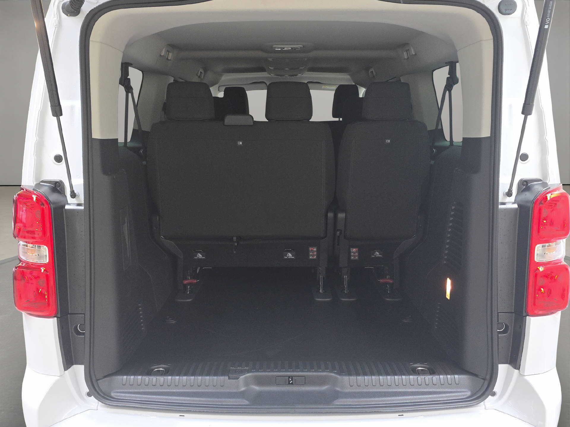 PEUGEOT Traveller Long 2.2 BlueHDi 180 Family Edition S/S-image-12