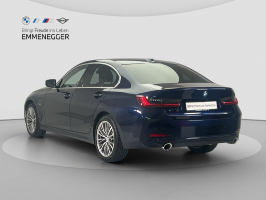 BMW 330e xDrive Steptronic-image-2