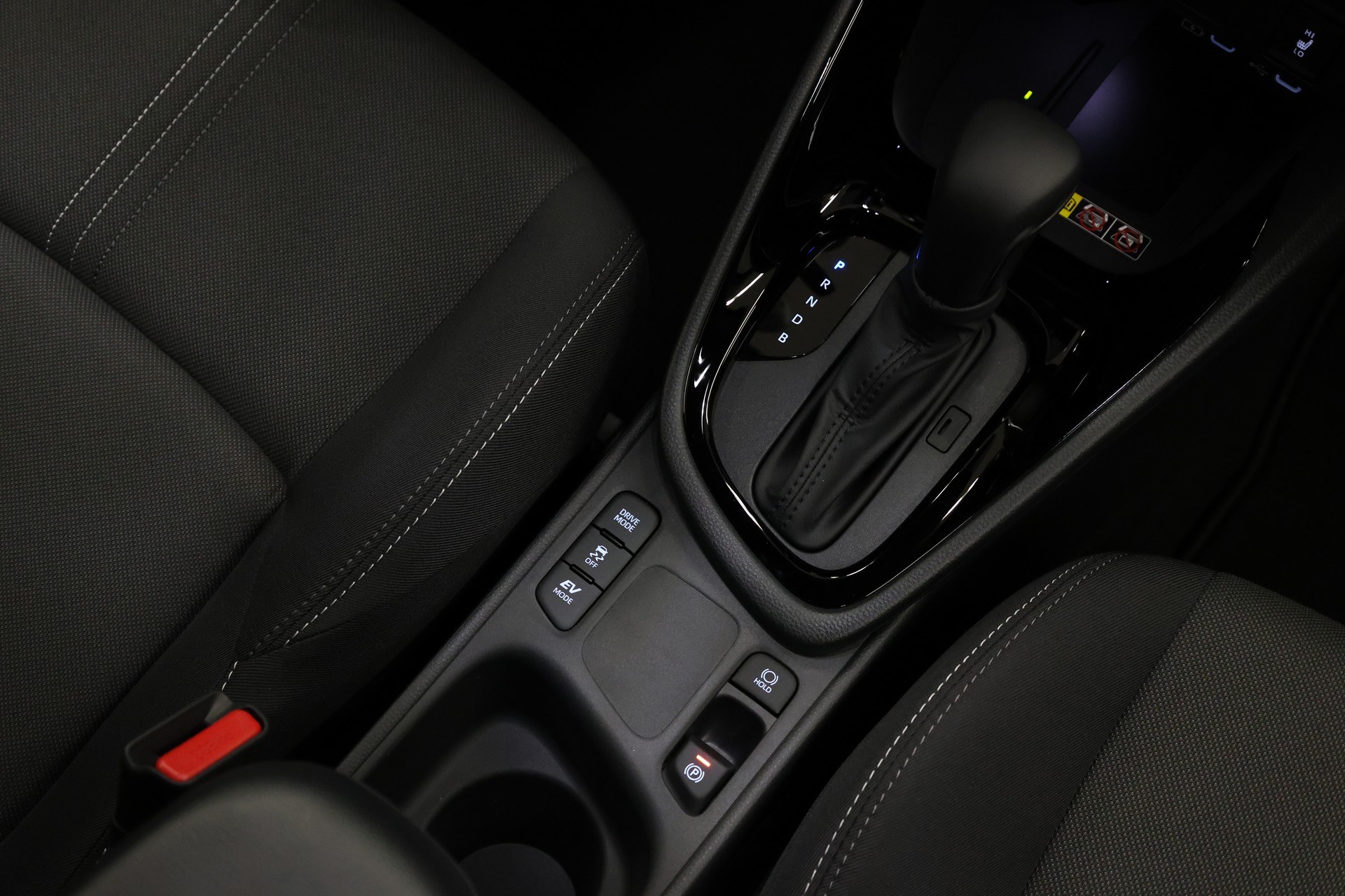 TOYOTA Yaris 1.5 VVT-i HSD Teamplayer-image-31