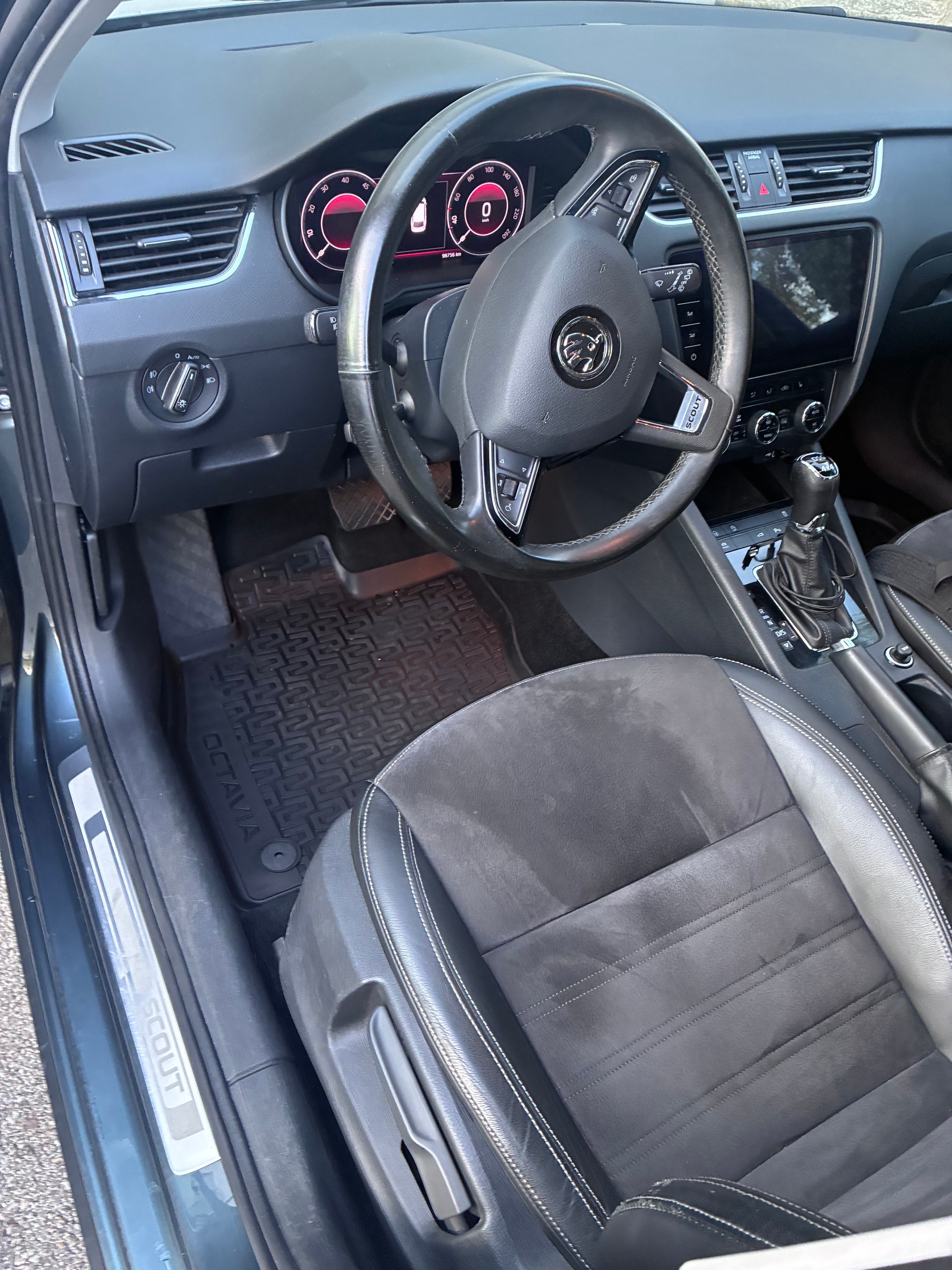 SKODA Octavia Combi 2.0 TDI Scout 4x4 DSG-image-3