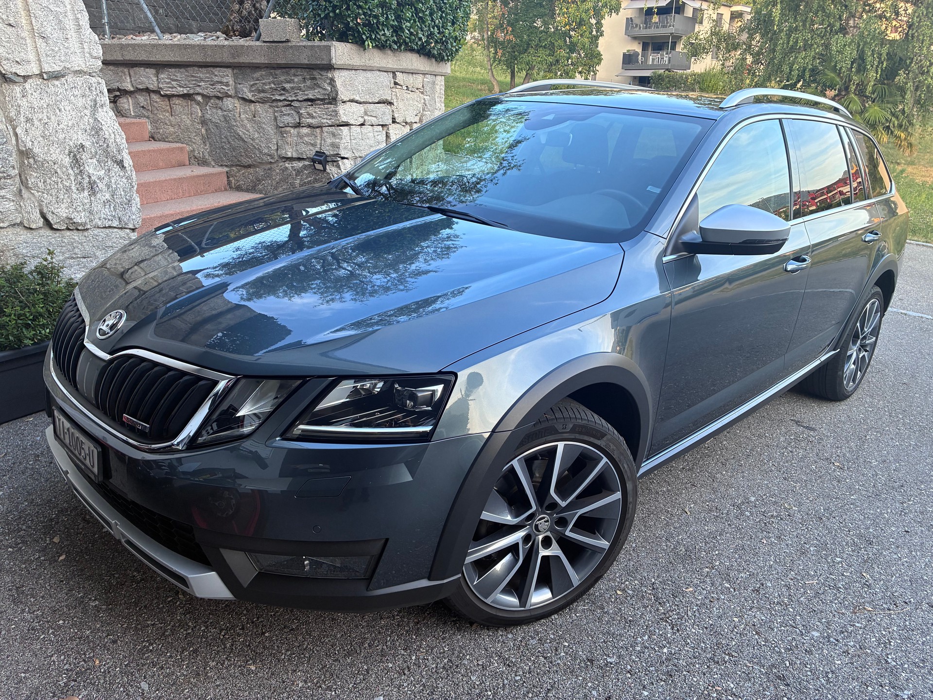 SKODA Octavia Combi 2.0 TDI Scout 4x4 DSG-image-0