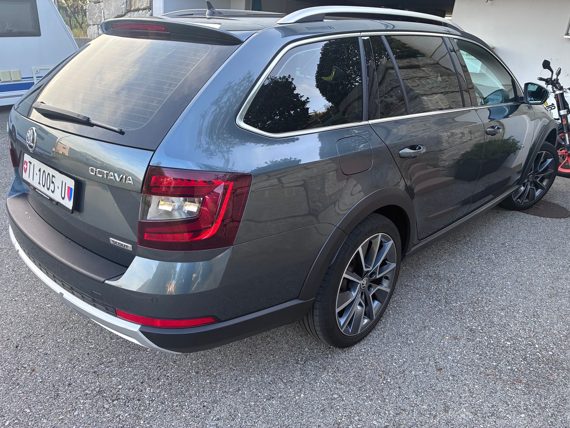 SKODA Octavia Combi 2.0 TDI Scout 4x4 DSG-image-2