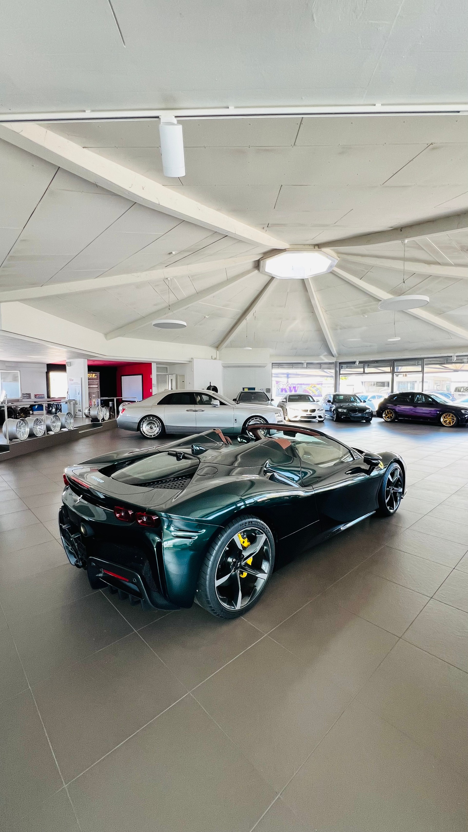 FERRARI SF90 Spider-showroom-element-3