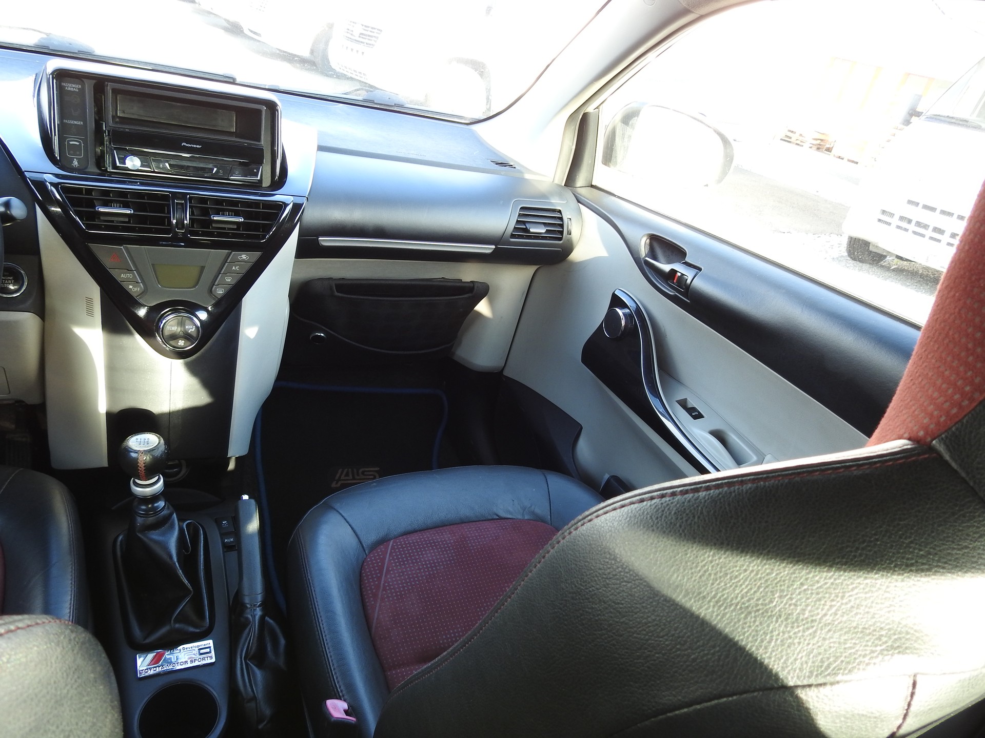 TOYOTA iQ 1.33 Dual VVT-i Linea Sol Premium-image-16
