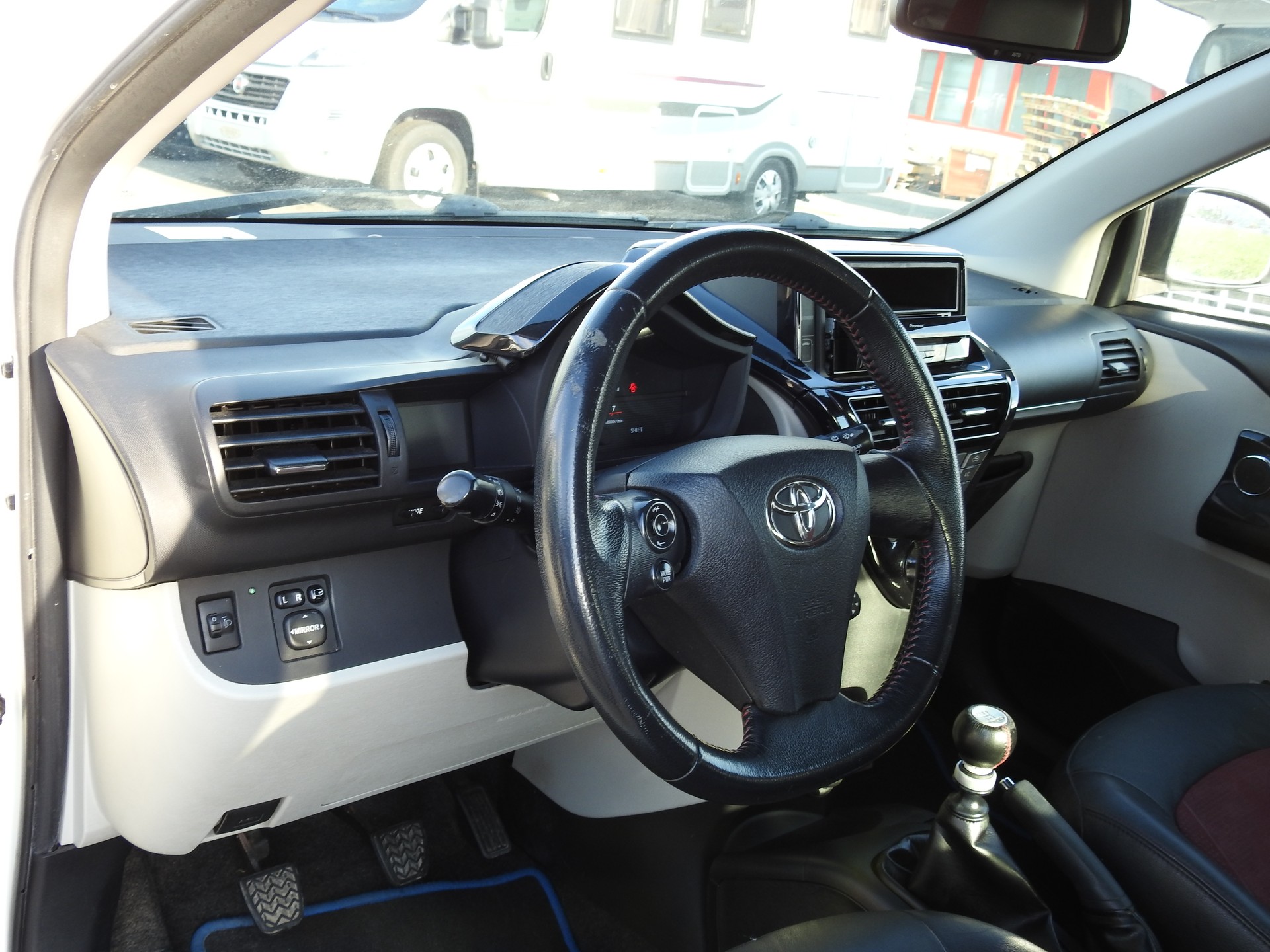 TOYOTA iQ 1.33 Dual VVT-i Linea Sol Premium-image-11