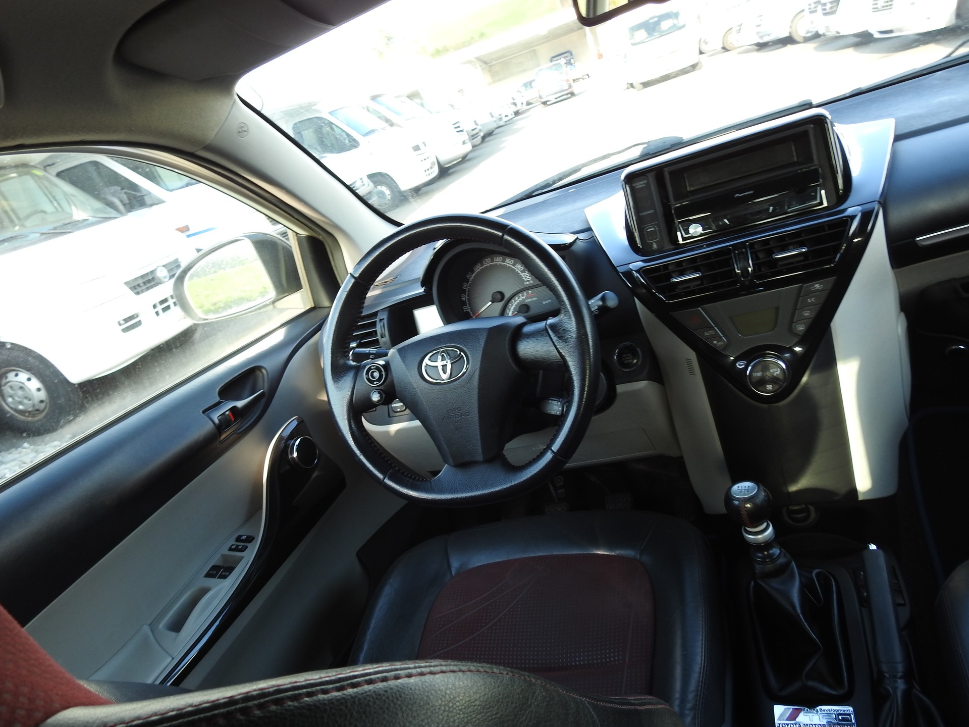 TOYOTA iQ 1.33 Dual VVT-i Linea Sol Premium-image-17