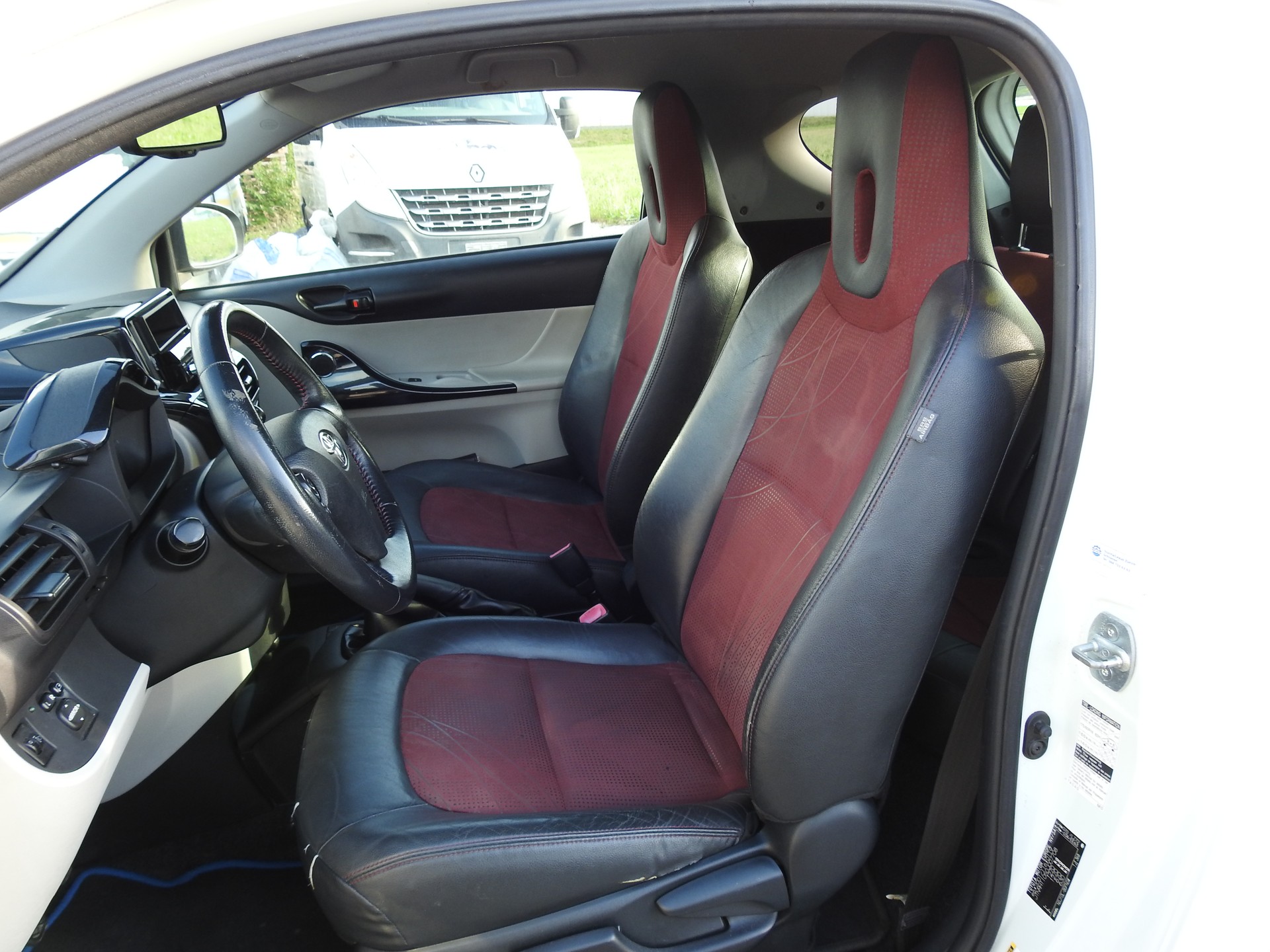 TOYOTA iQ 1.33 Dual VVT-i Linea Sol Premium-image-12