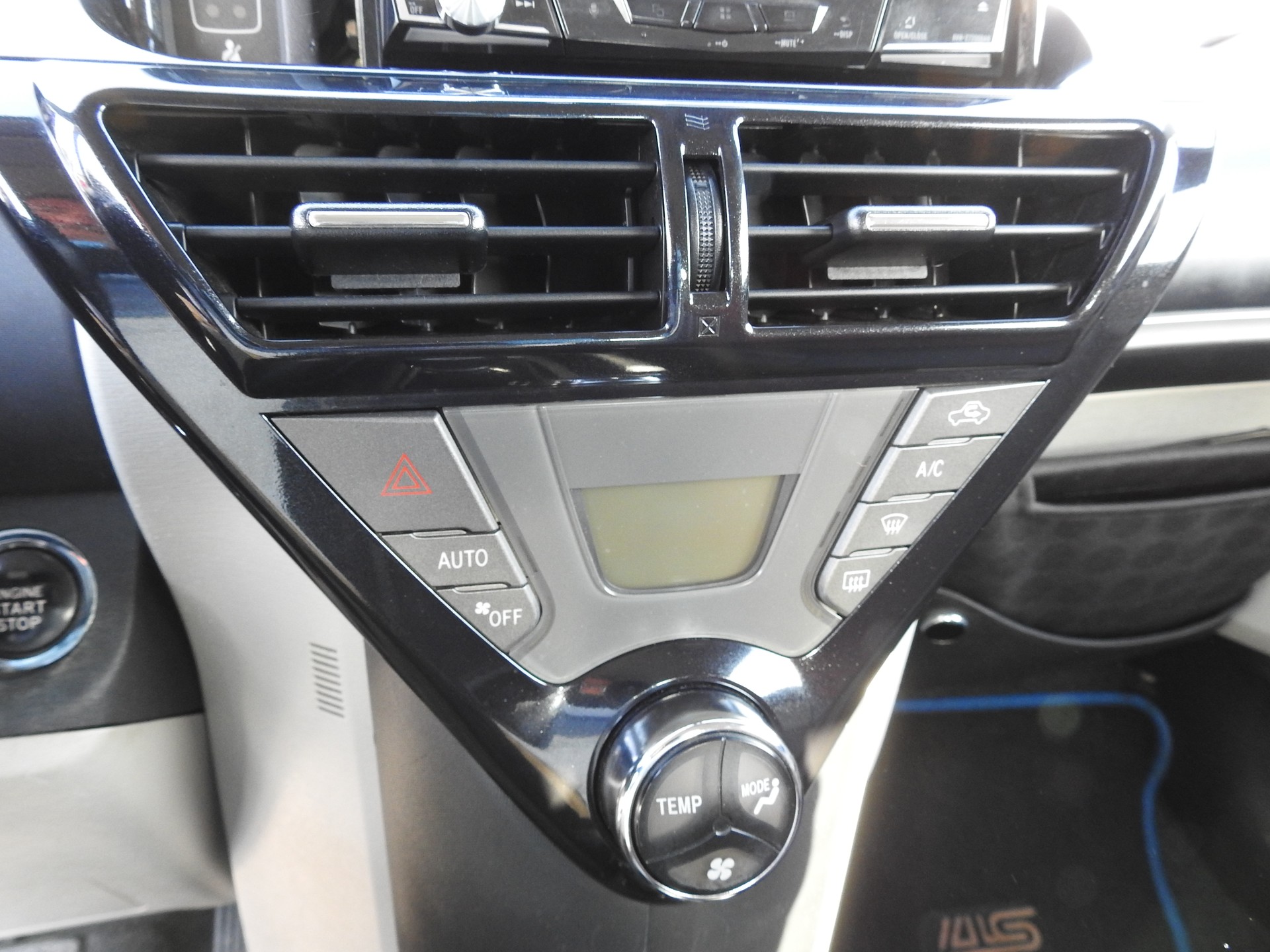 TOYOTA iQ 1.33 Dual VVT-i Linea Sol Premium-image-19
