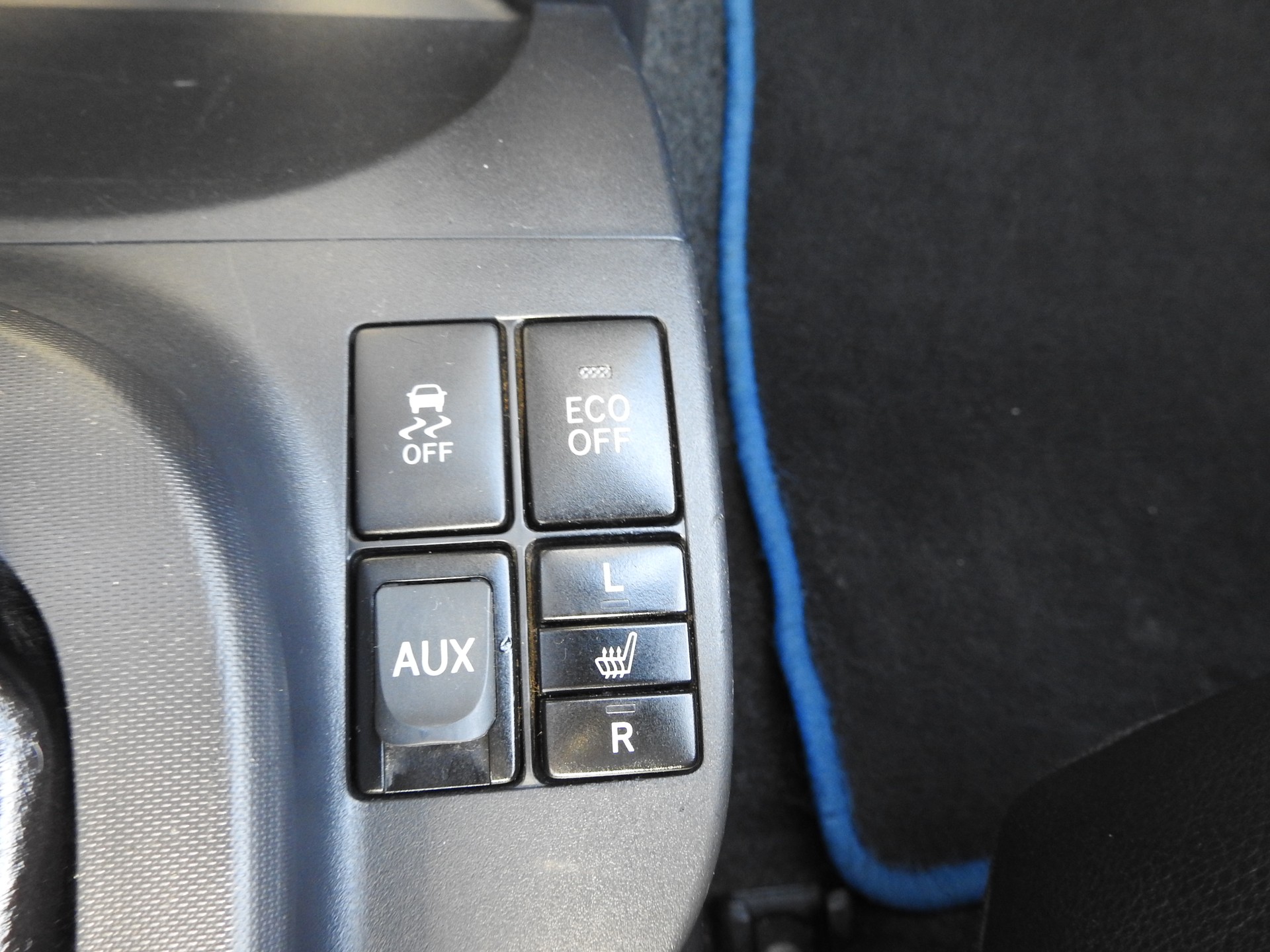 TOYOTA iQ 1.33 Dual VVT-i Linea Sol Premium-image-20