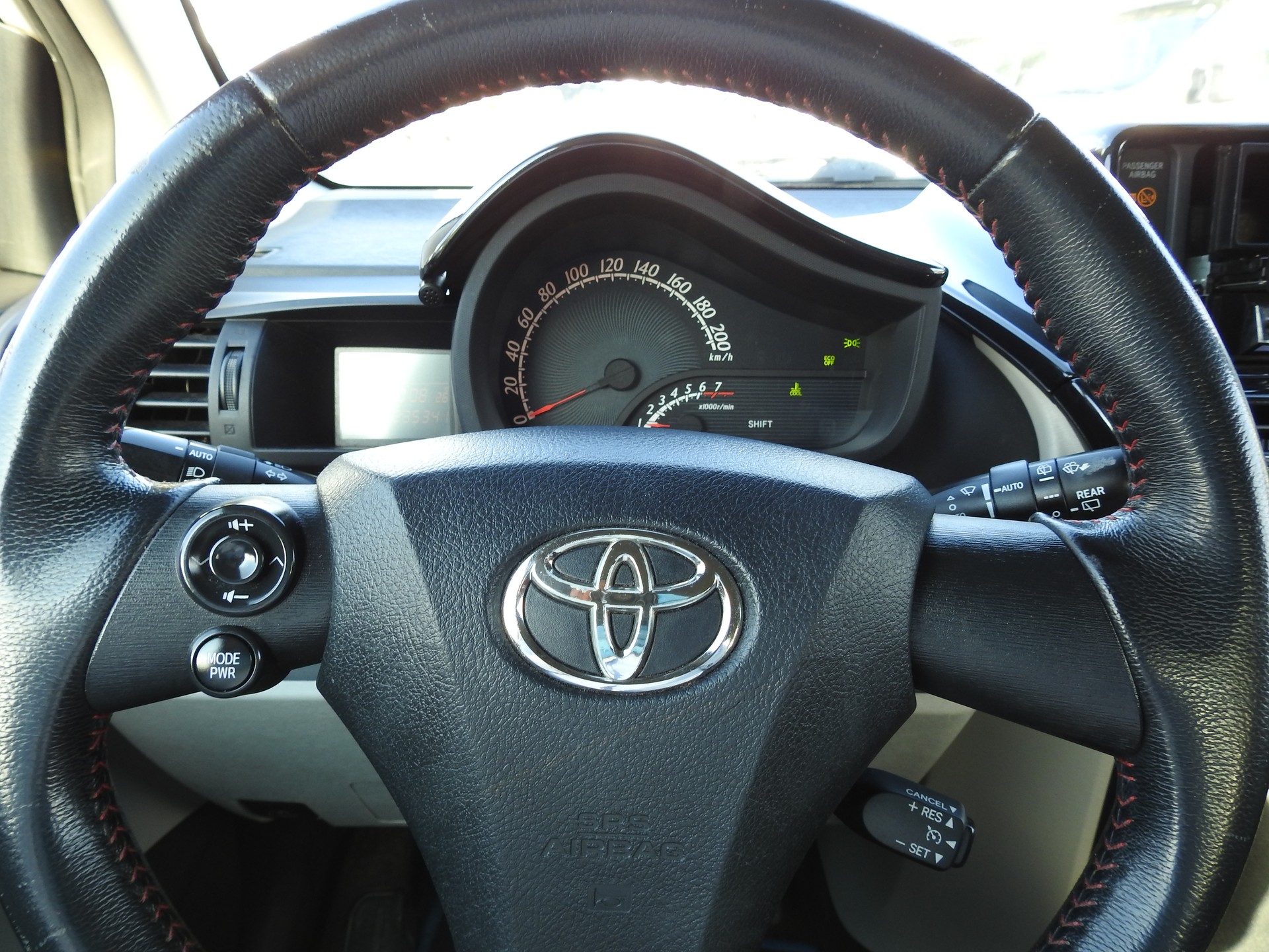 TOYOTA iQ 1.33 Dual VVT-i Linea Sol Premium-image-28