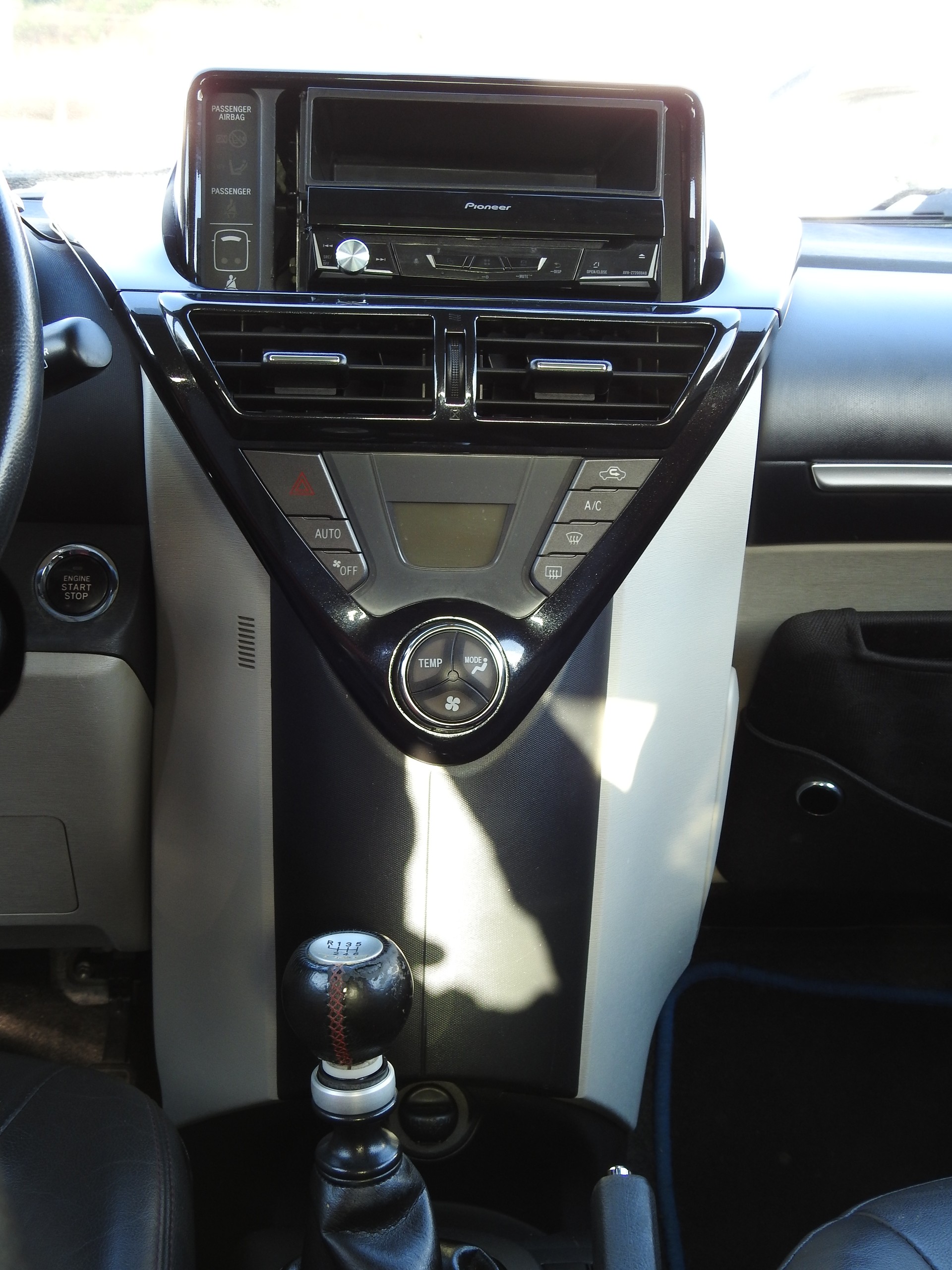 TOYOTA iQ 1.33 Dual VVT-i Linea Sol Premium-image-15