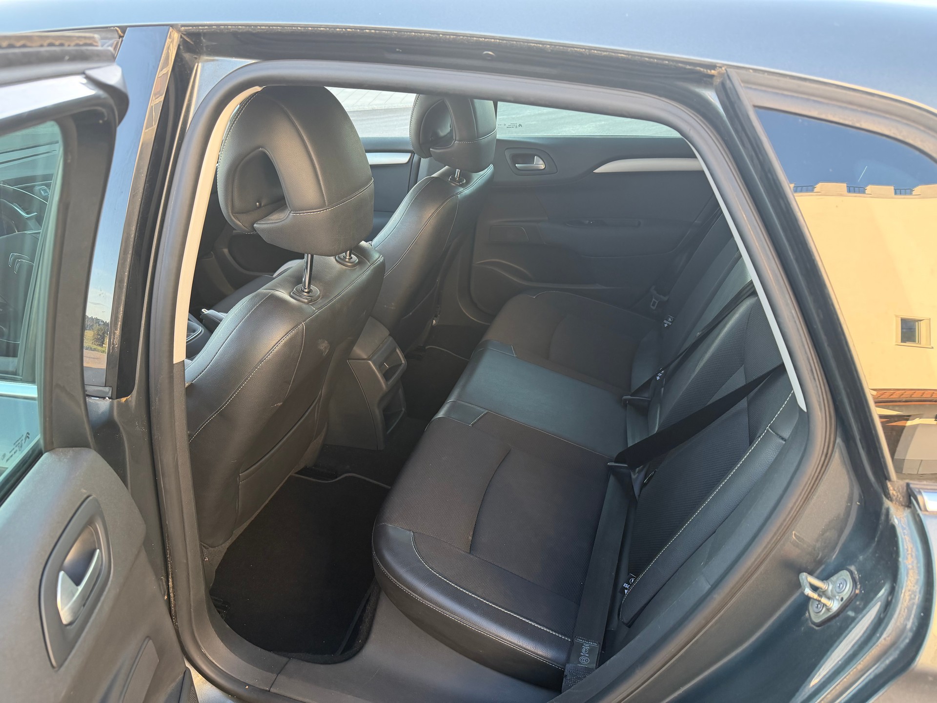 CITROEN C4 Berline 1.6 VTi Swiss Style-image-10