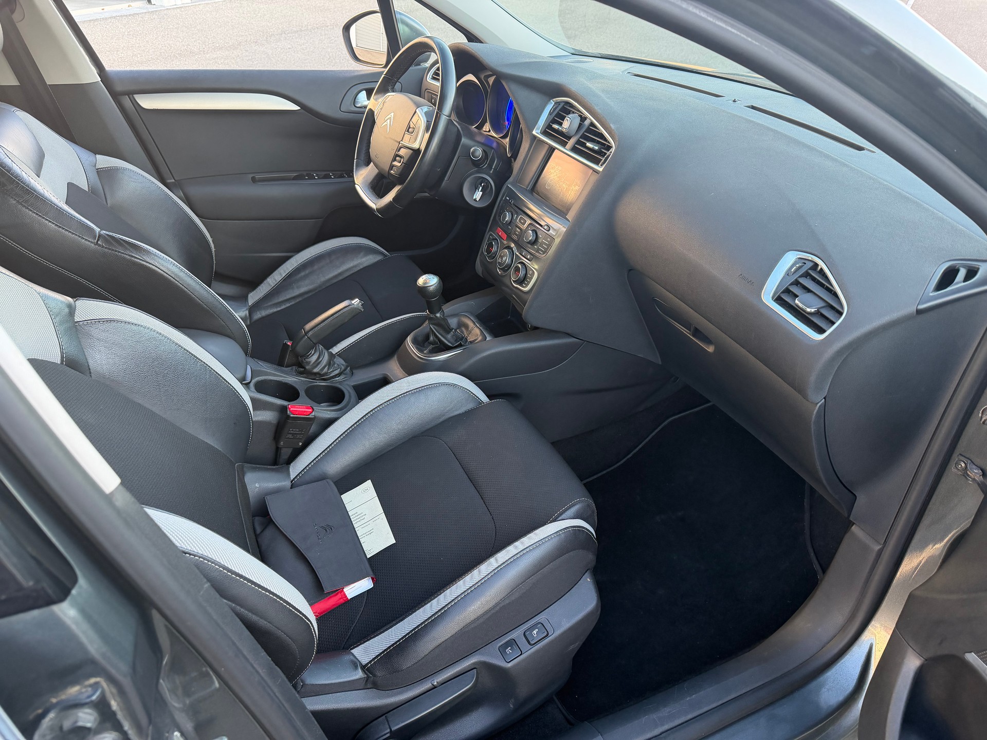 CITROEN C4 Berline 1.6 VTi Swiss Style-image-3