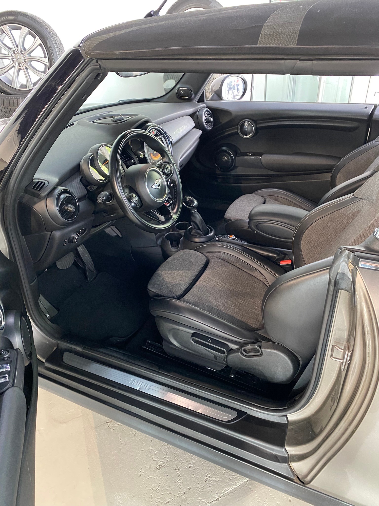 MINI Cooper D Cabriolet Steptronic-image-12