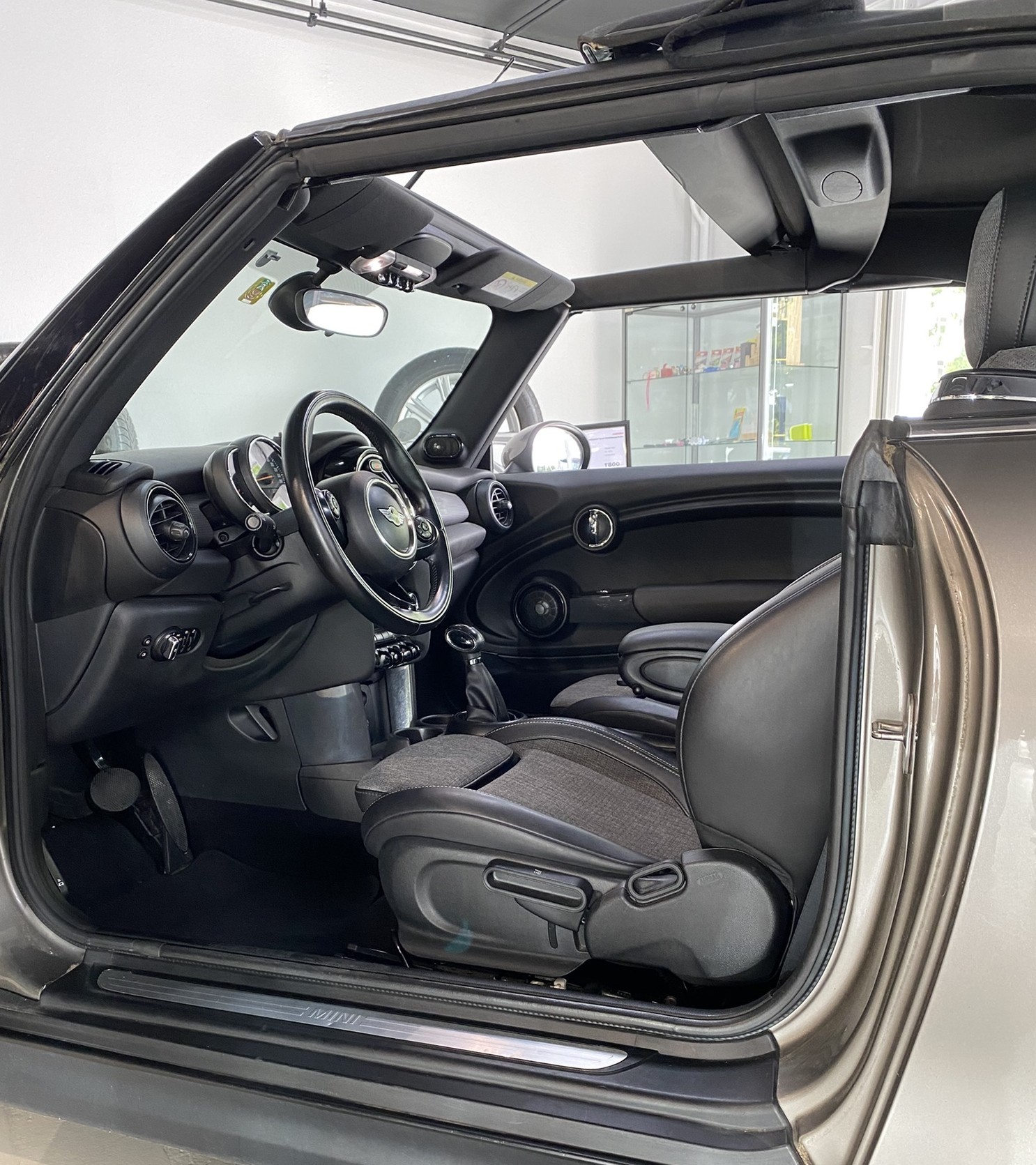 MINI Cooper D Cabriolet Steptronic-image-11