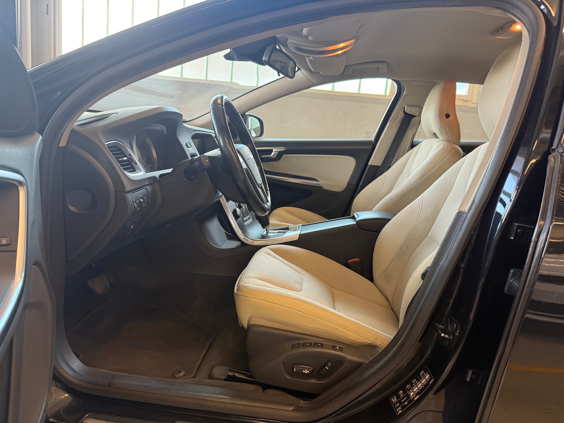 VOLVO V60 D3 Momentum Geartronic-image-8
