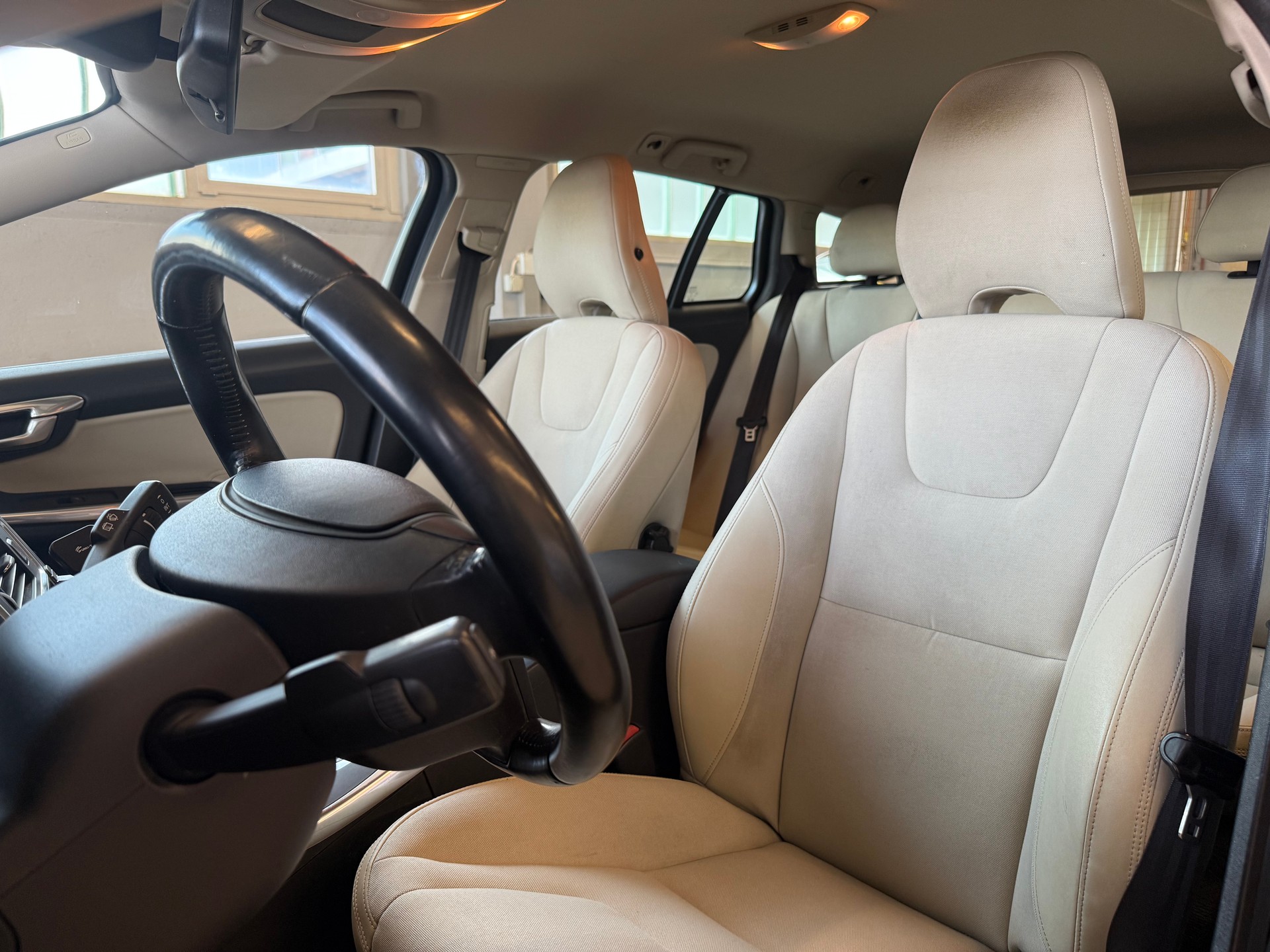 VOLVO V60 D3 Momentum Geartronic-image-10