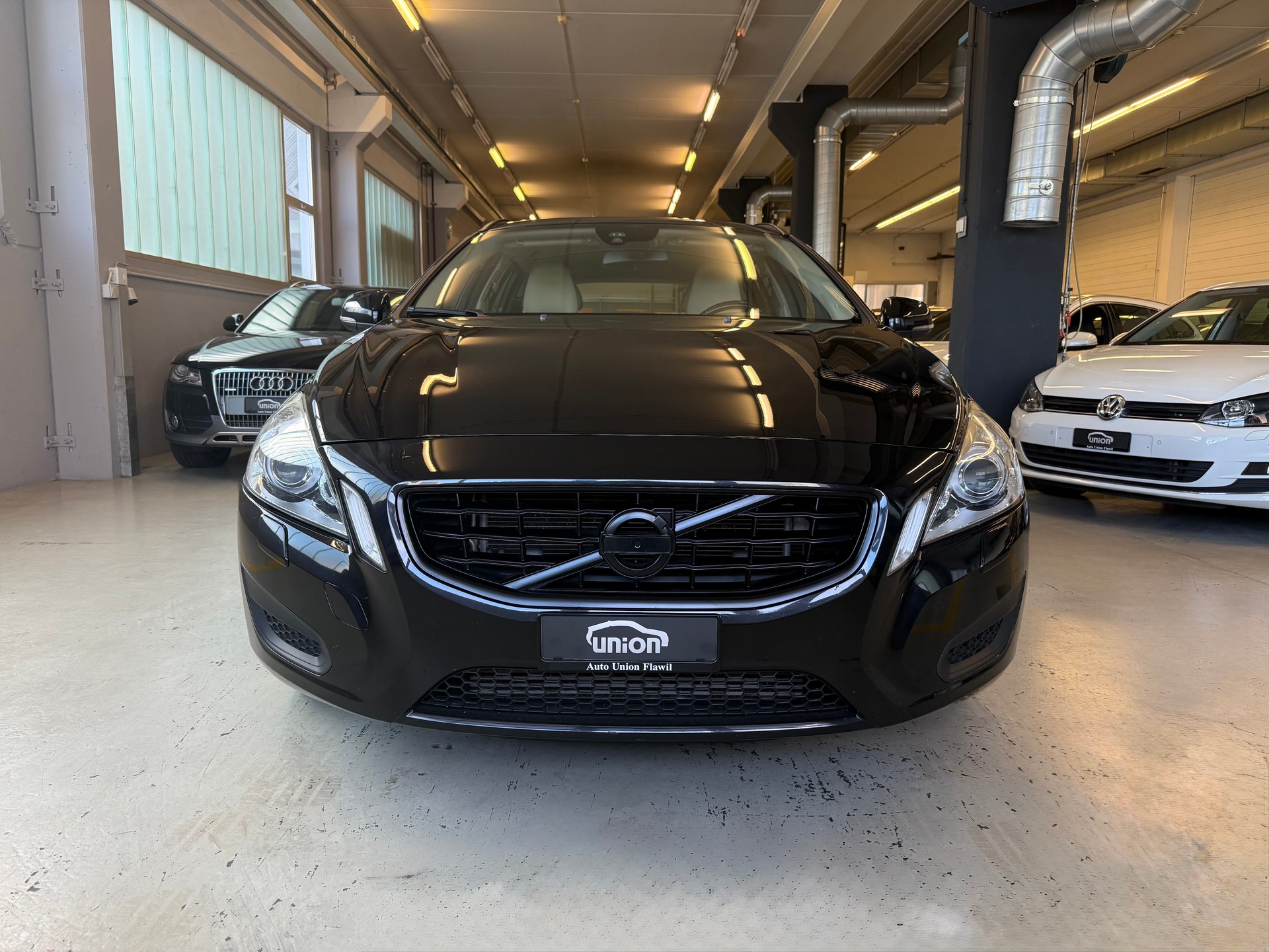 VOLVO V60 D3 Momentum Geartronic-image-2