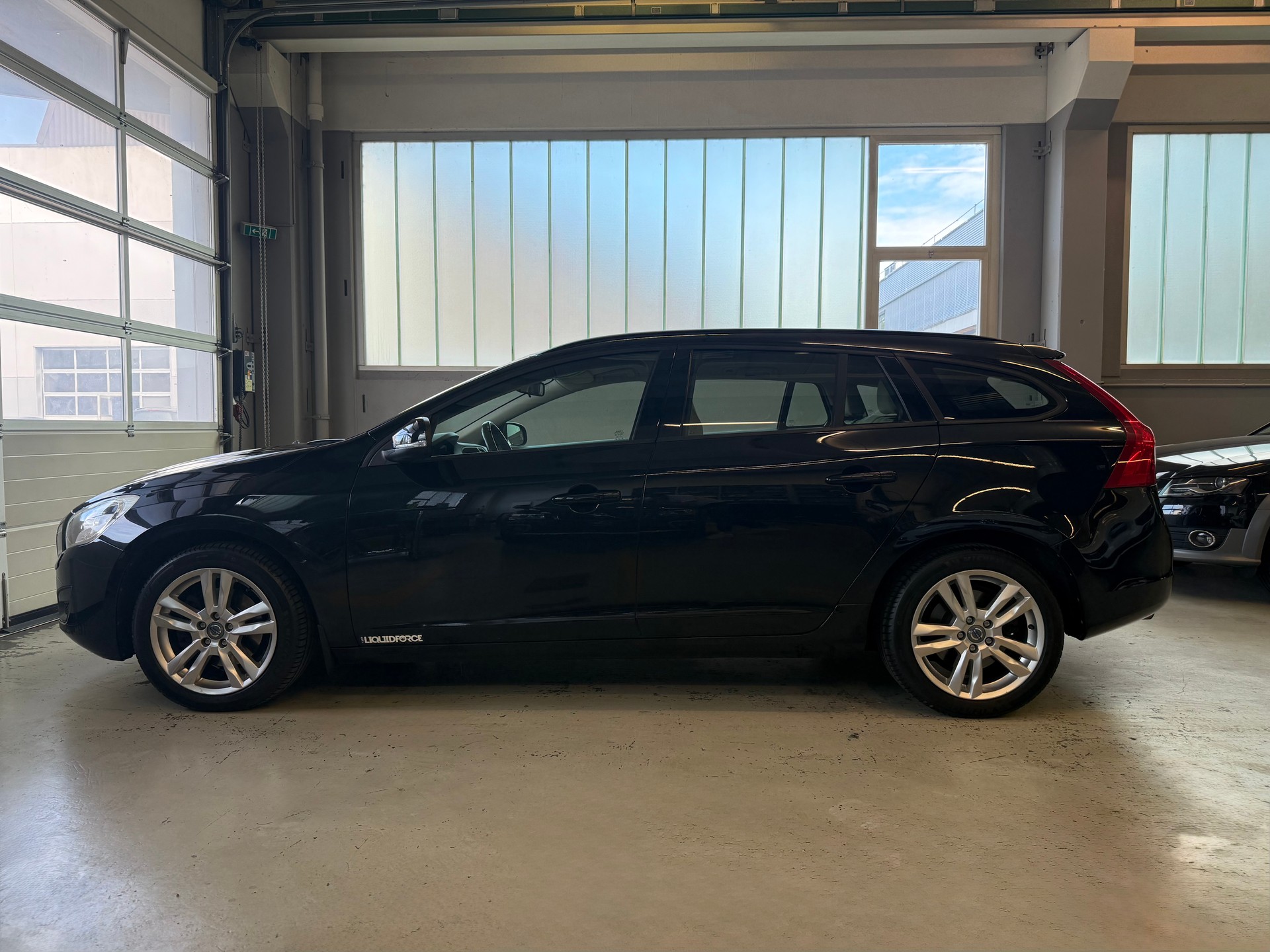 VOLVO V60 D3 Momentum Geartronic-image-4