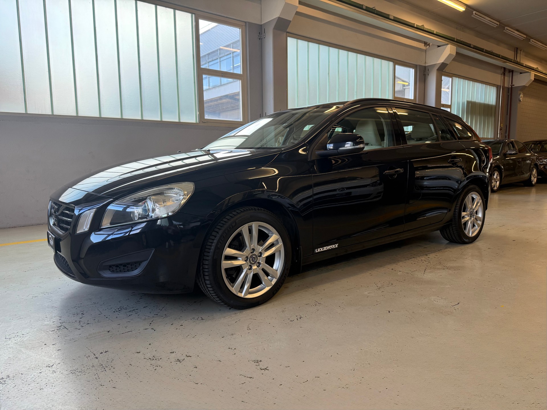 VOLVO V60 D3 Momentum Geartronic-image-0