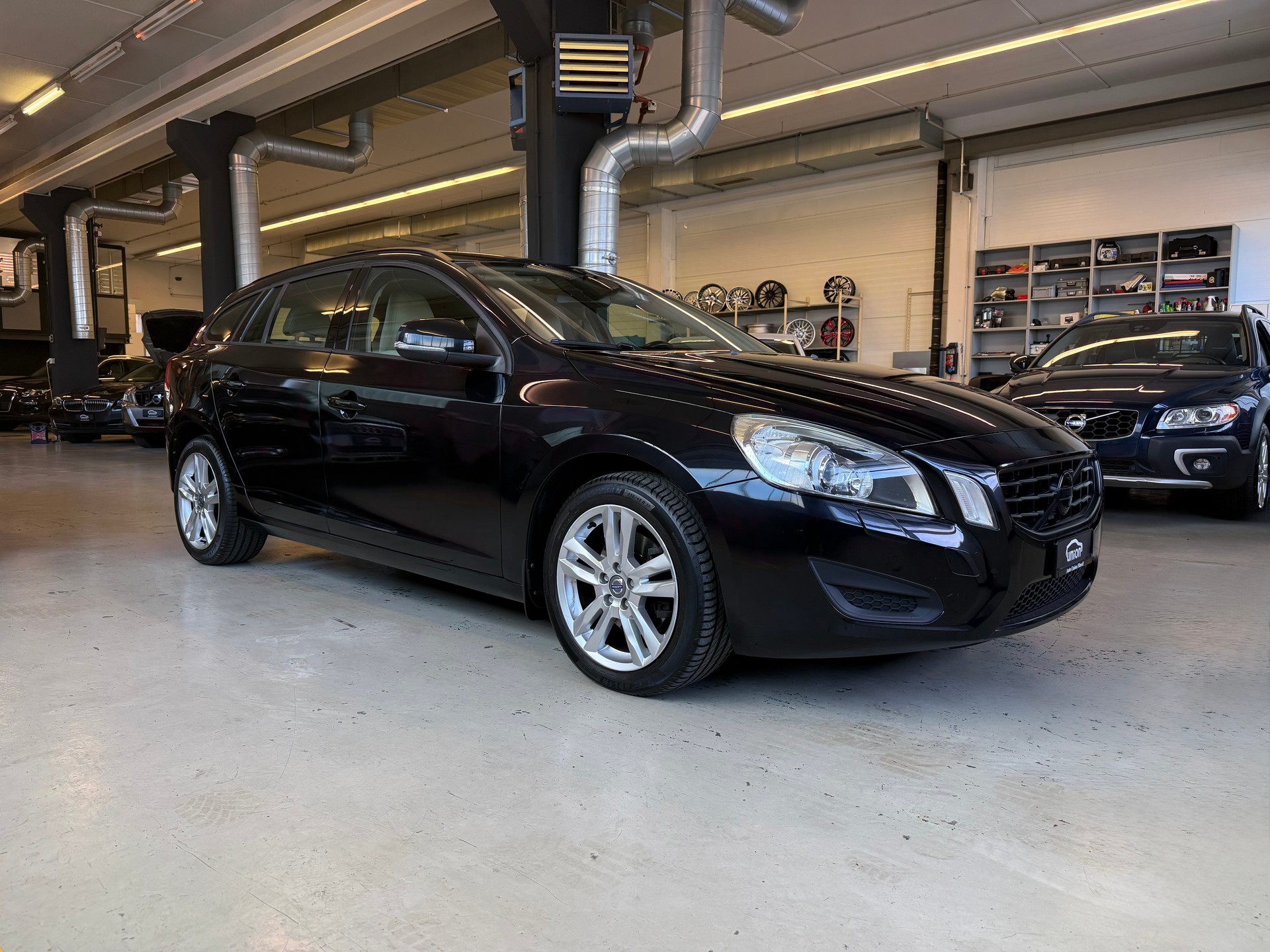 VOLVO V60 D3 Momentum Geartronic-image-1