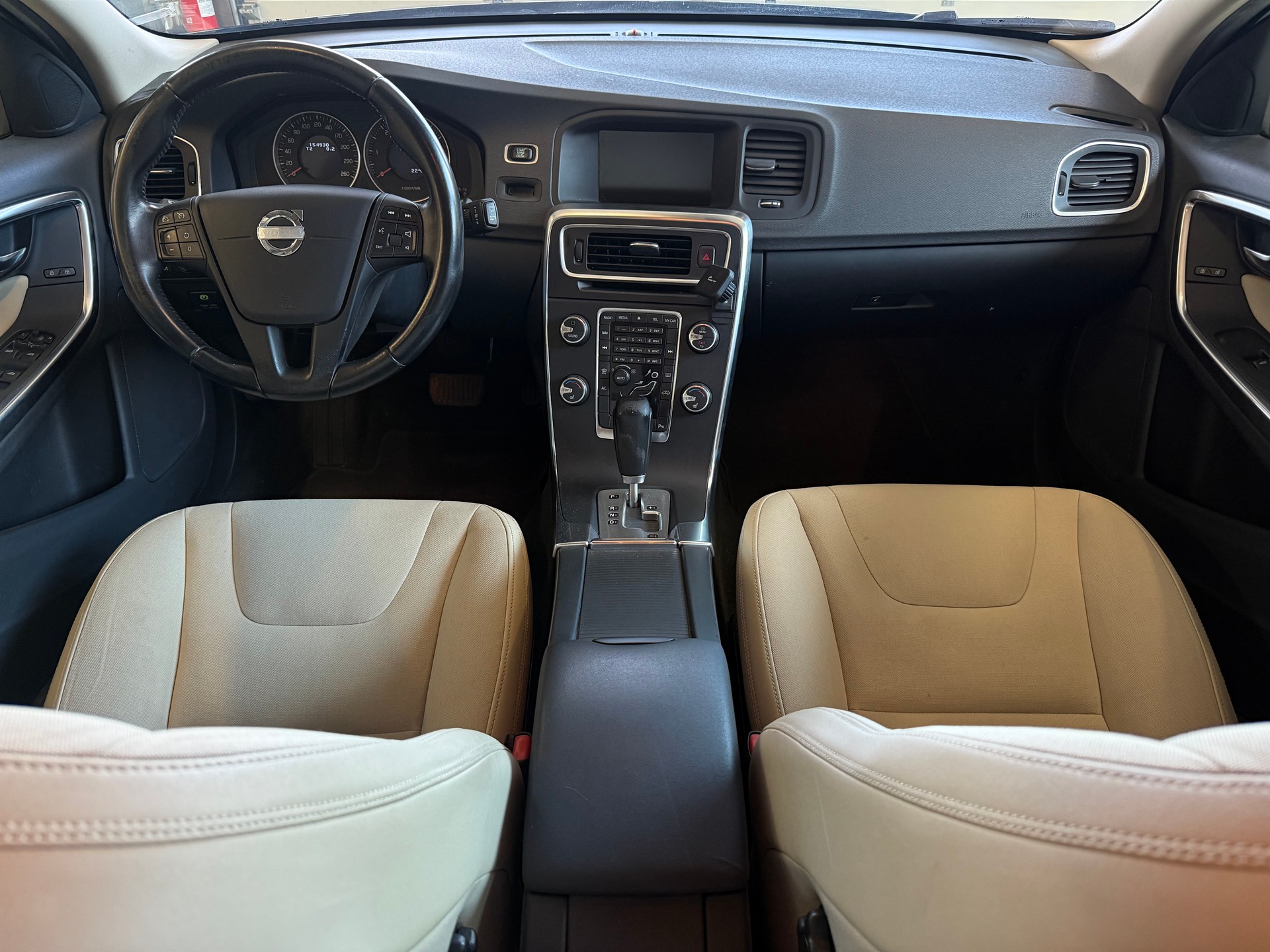 VOLVO V60 D3 Momentum Geartronic-image-11