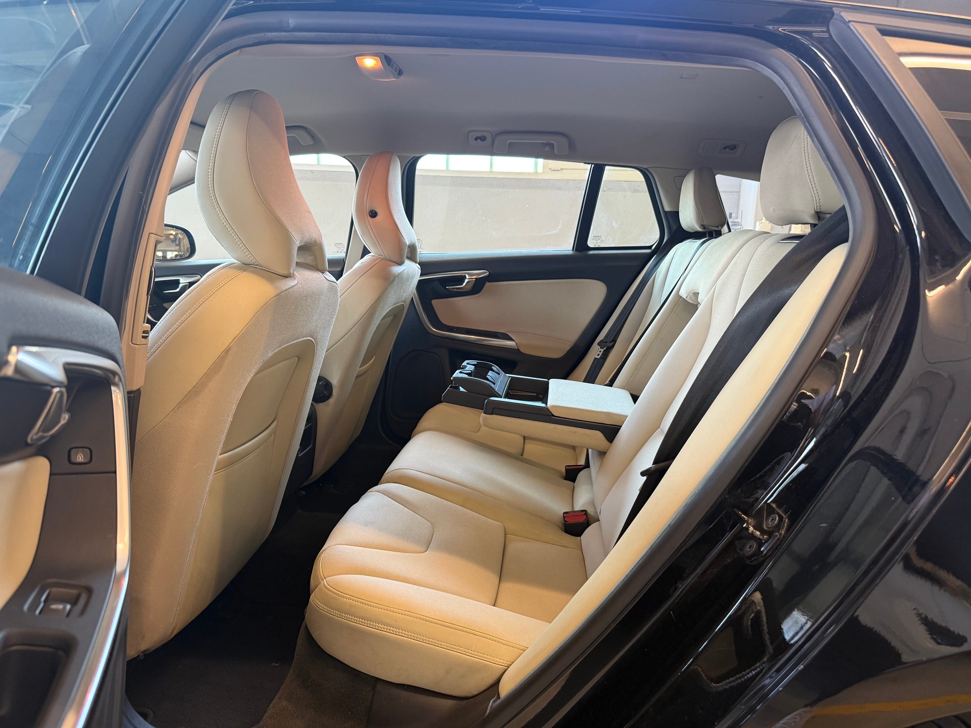 VOLVO V60 D3 Momentum Geartronic-image-9