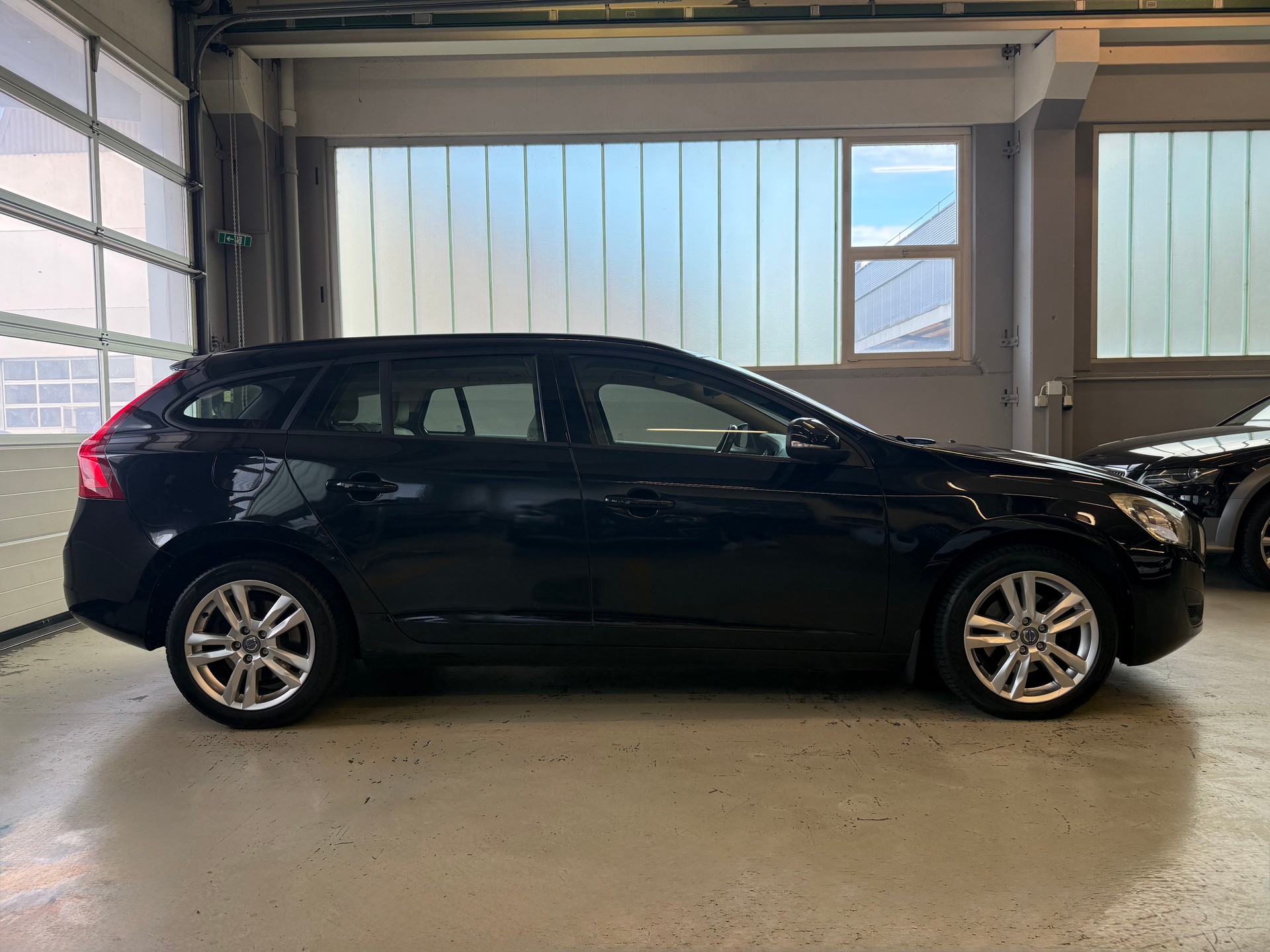 VOLVO V60 D3 Momentum Geartronic-image-3