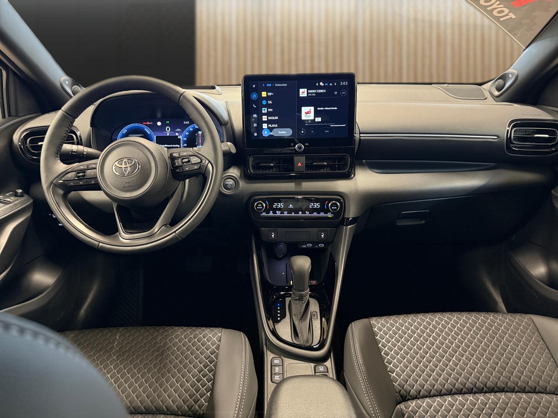 TOYOTA Yaris 1.5 VVT-i HSD Premium-image-11